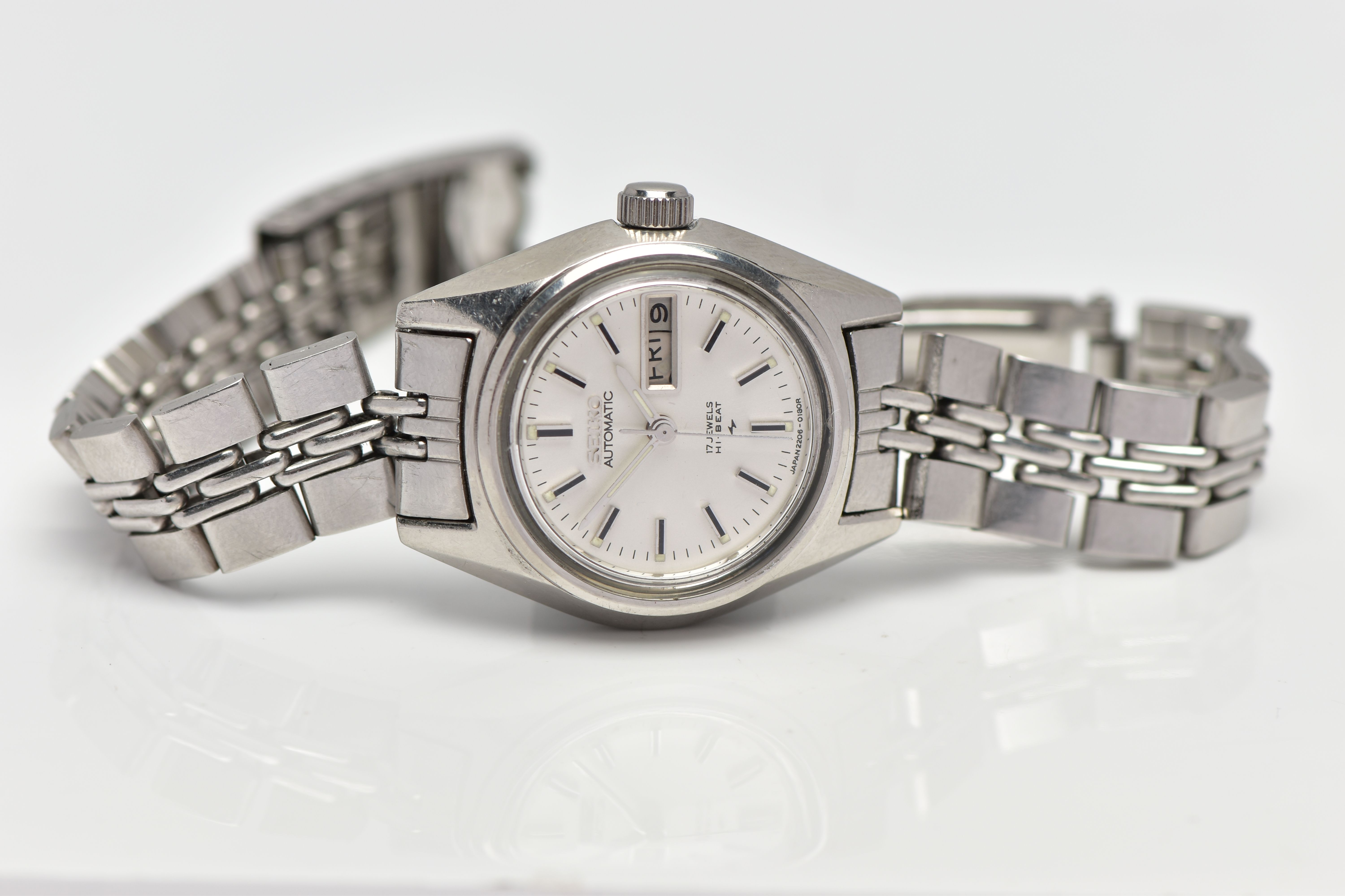 A LADIES 'SEIKO AUTOMATIC' WRISTWATCH, round silver dial signed 'Seiko automatic', day/date window - Image 4 of 6