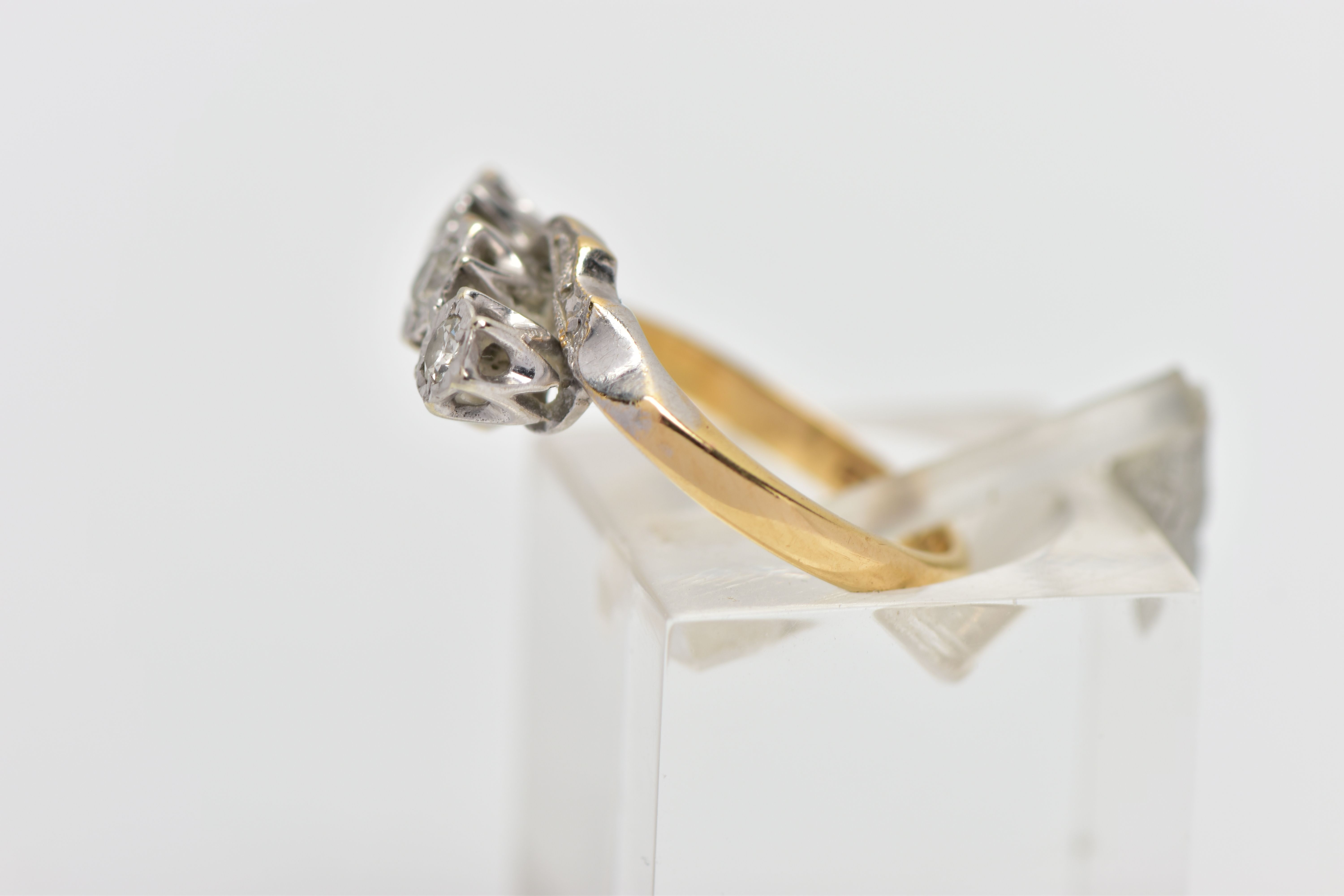 A YELLOW METAL THREE STONE DIAMOND RING, designed with three graduated, round brilliant cut - Image 2 of 4