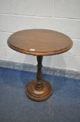 A 20TH CENTURY OAK CIRCULAR TABLE, on a turned support and stepped base, diameter 51cm x height 74cm