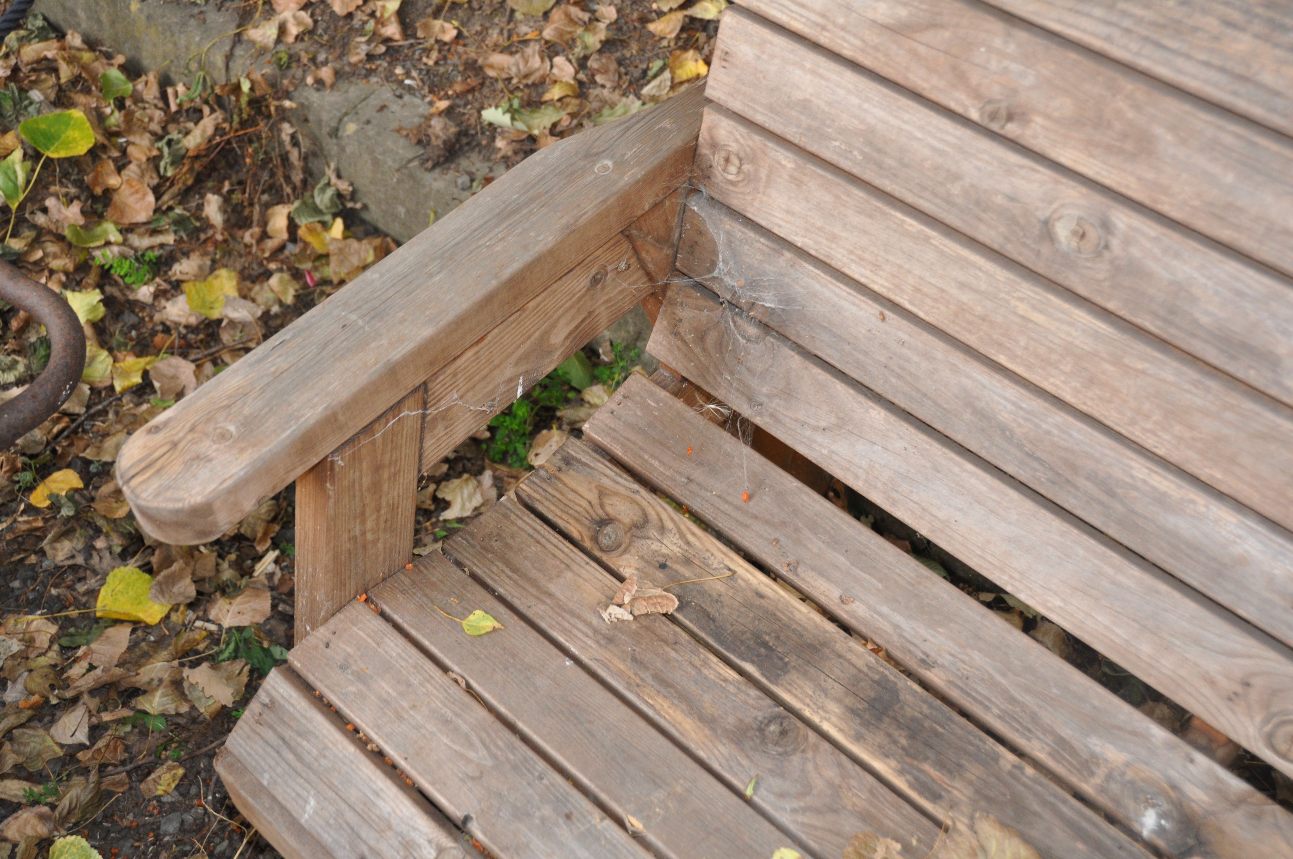 A MODERN PINE GARDEN BENCH with scrolled slatted seat and back 119cm wide - Image 2 of 2