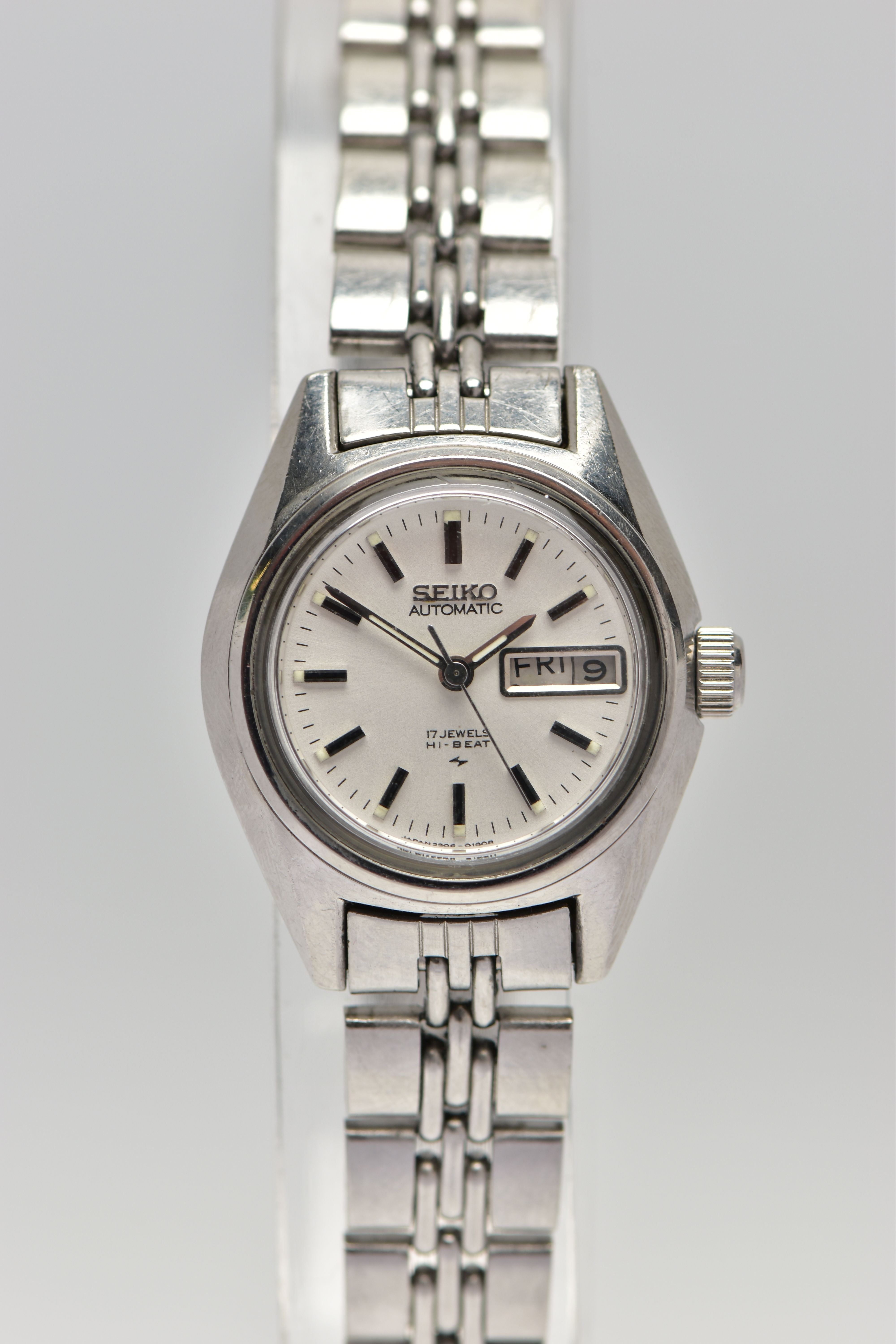 A LADIES 'SEIKO AUTOMATIC' WRISTWATCH, round silver dial signed 'Seiko automatic', day/date window