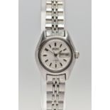 A LADIES 'SEIKO AUTOMATIC' WRISTWATCH, round silver dial signed 'Seiko automatic', day/date window