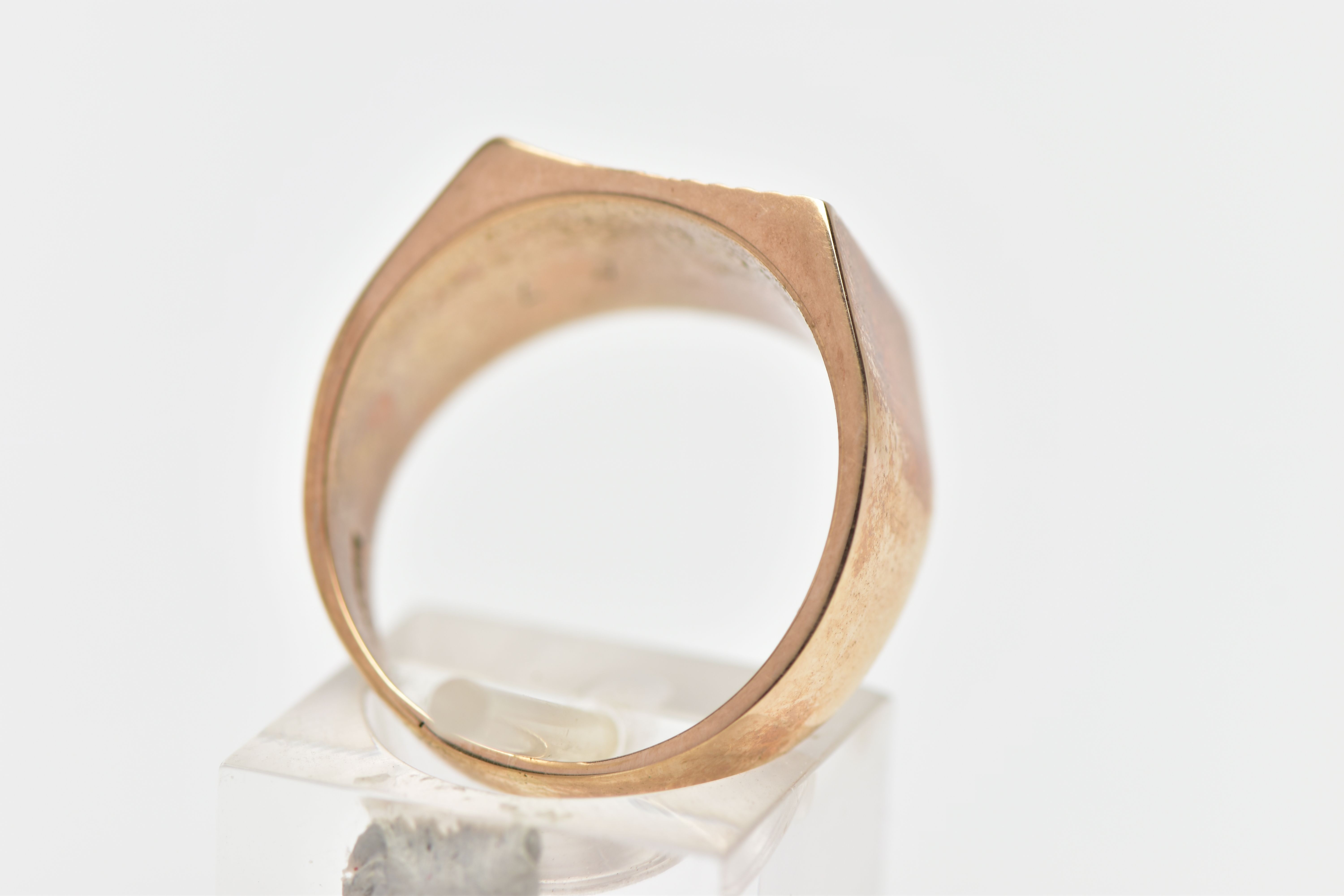 A 9CT YELLOW GOLD SIGNET RING, designed as an engine turned panel with the letter 'K', to the - Image 3 of 4