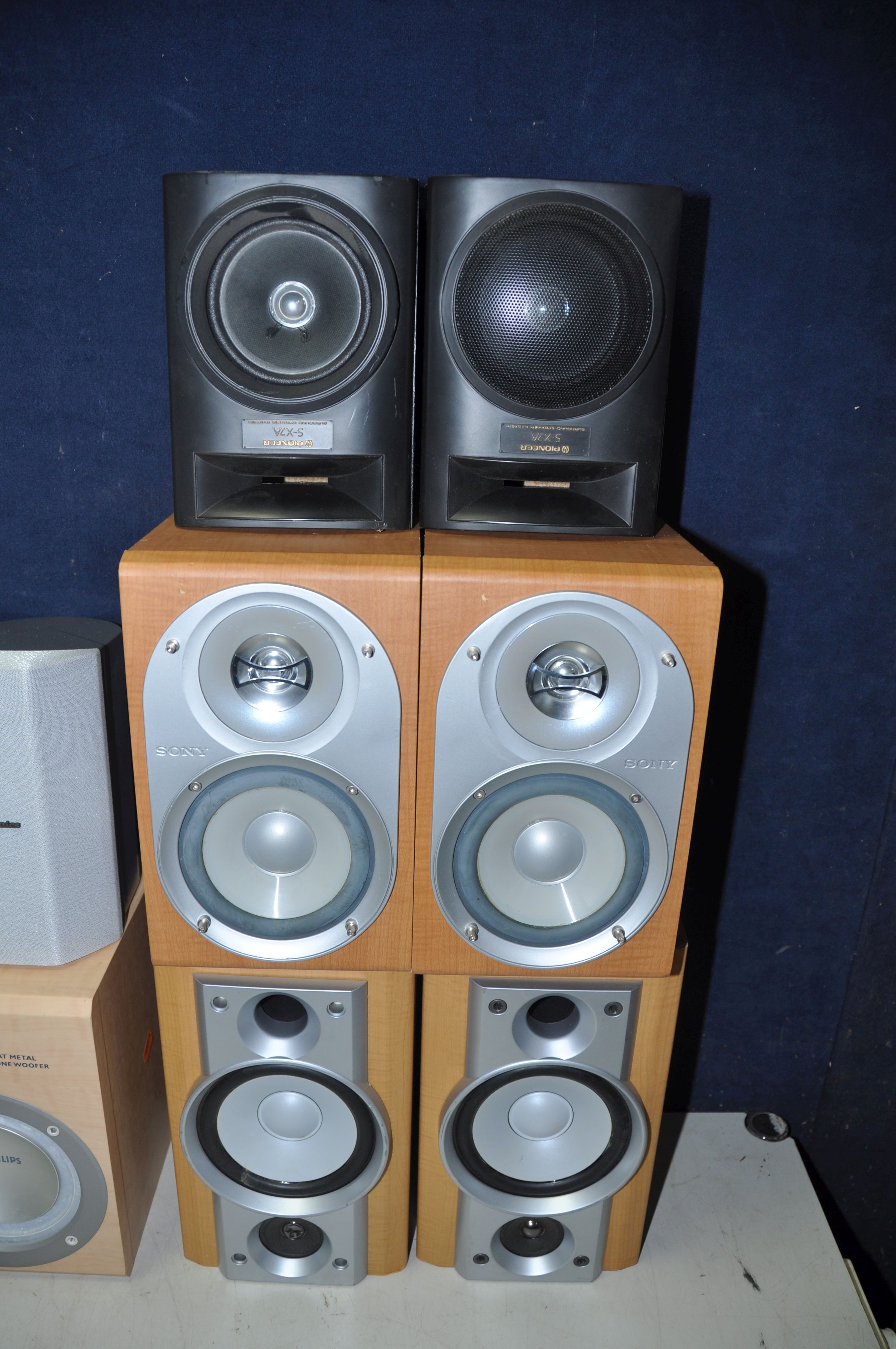 A COLLECTION OF AUDIO EQUIPMENT, to include a pair of Pioneer S-X7A speakers, pair of Philips FWB- - Image 2 of 4