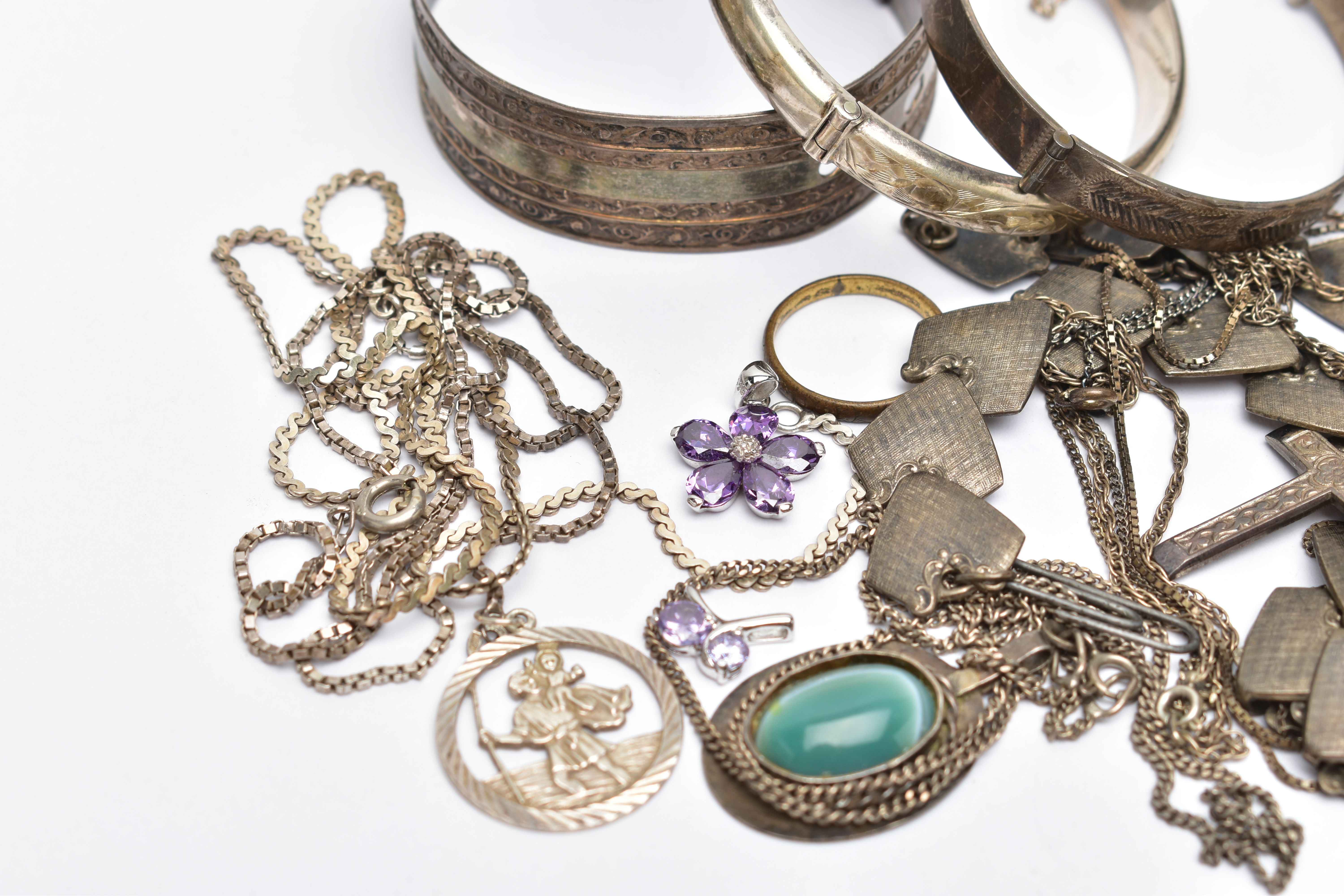 AN ASSORTMENT OF SILVER AND WHITE METAL JEWELLERY, to include a hinged silver domed bangle, engraved - Image 3 of 4