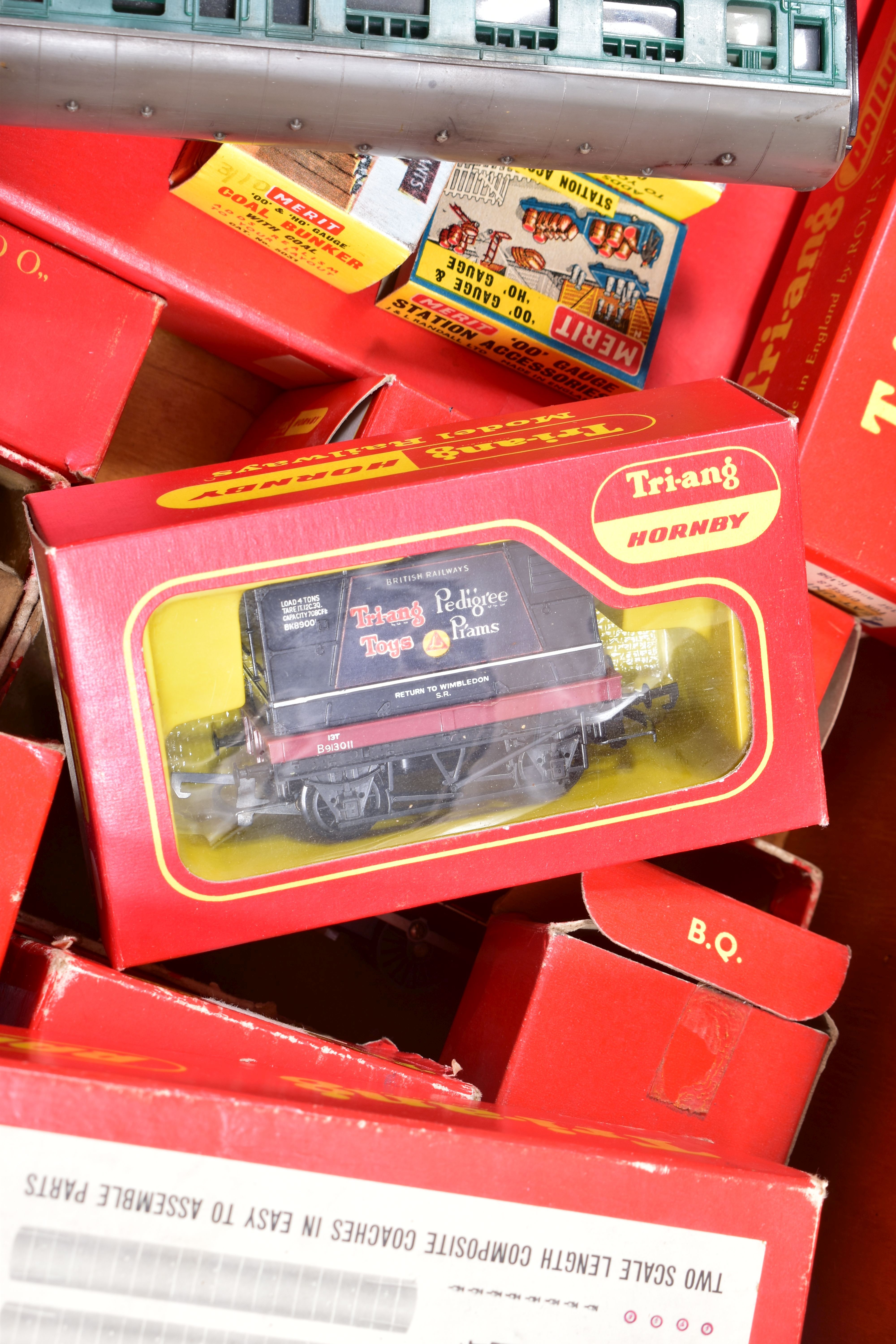 A QUANTITY OF BOXED AND UNBOXED ASSORTED TRI-ANG OO GAUGE MODEL RAILWAY ITEMS, all in playworn - Image 10 of 10