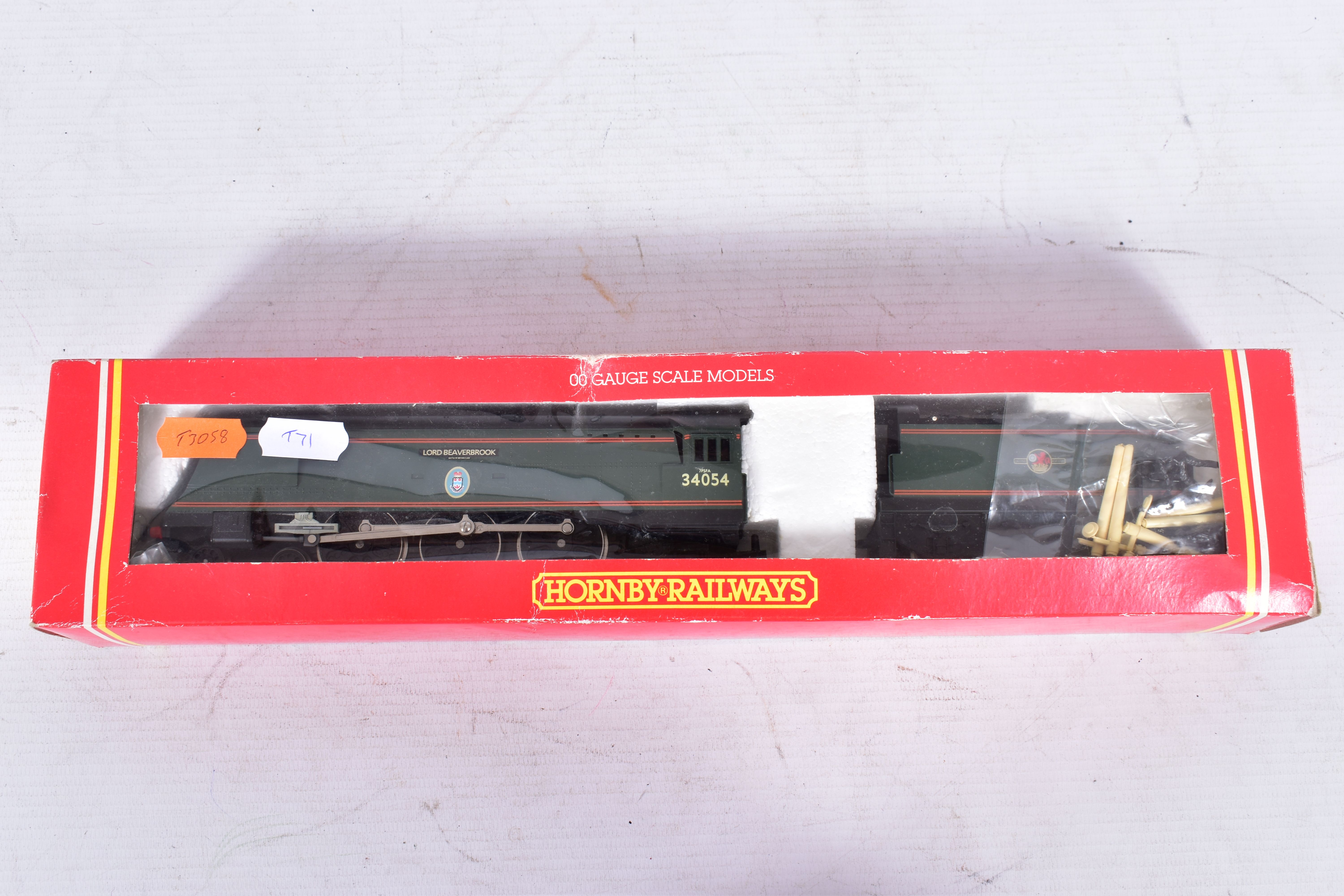 A BOXED HORNBY OO GAUGE BATTLE OF BRITAIN CLASS LOCOMOTIVE, 'Lord Beaverbrook' No.34054, B.R. - Image 3 of 4