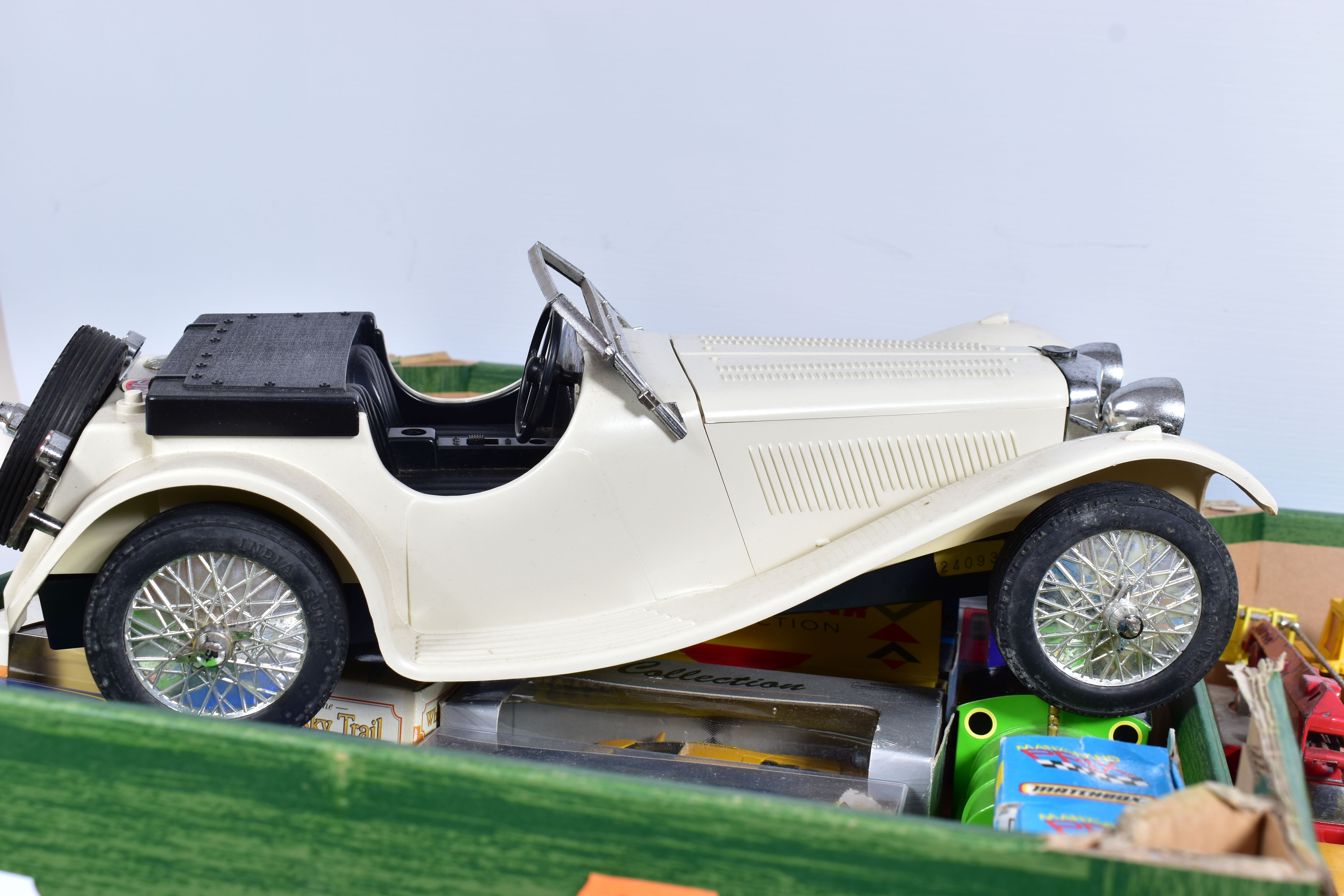 A QUANTITY OF BOXED AND UNBOXED ASSORTED DIECAST VEHICLES, unboxed playworn items include Corgi Toys - Image 7 of 7