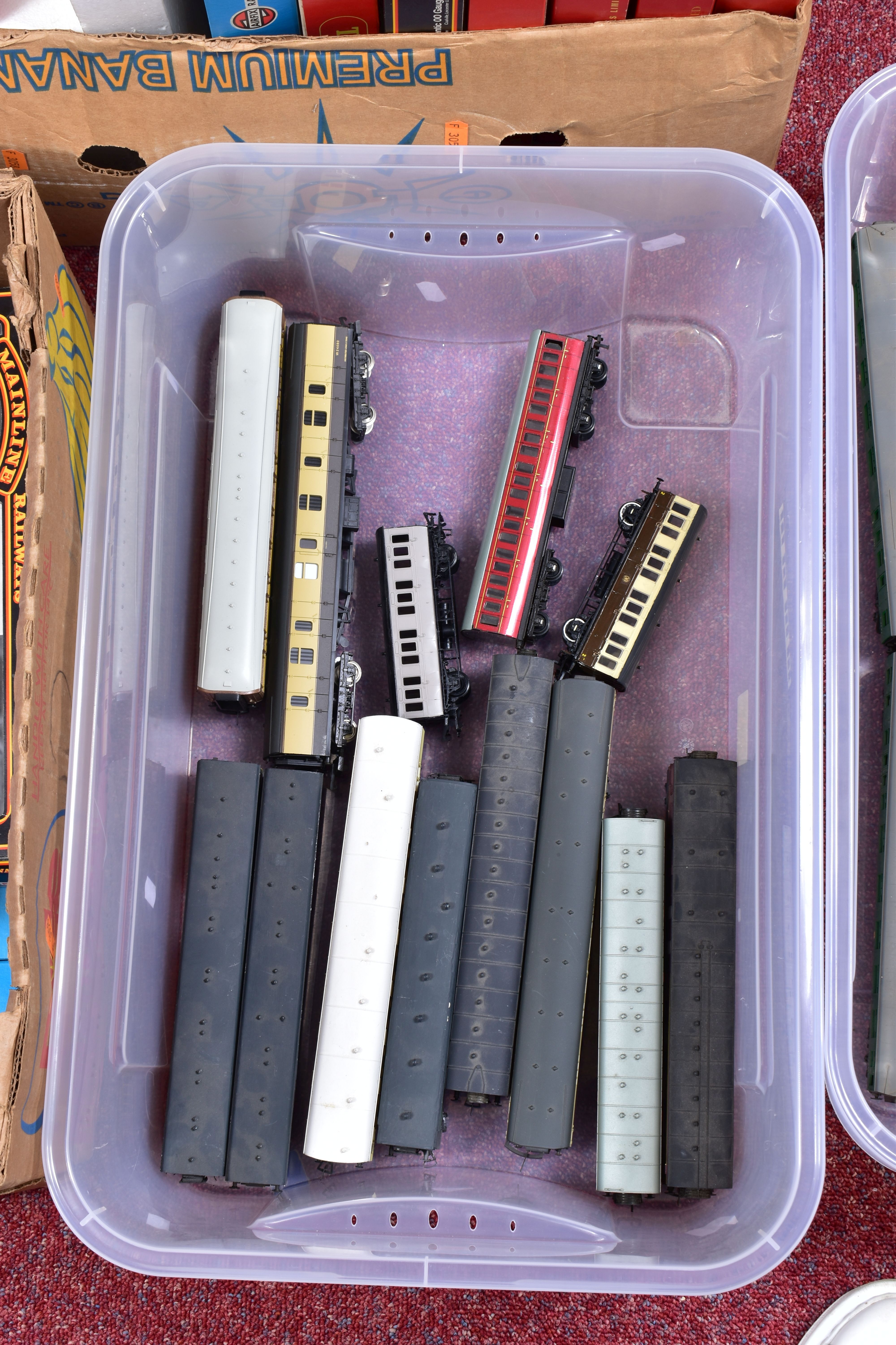 A QUANTITY OF BOXED AND UNBOXED OO GAUGE PASSENGER COACHING STOCK, assorted manufacturers, all in - Image 3 of 7