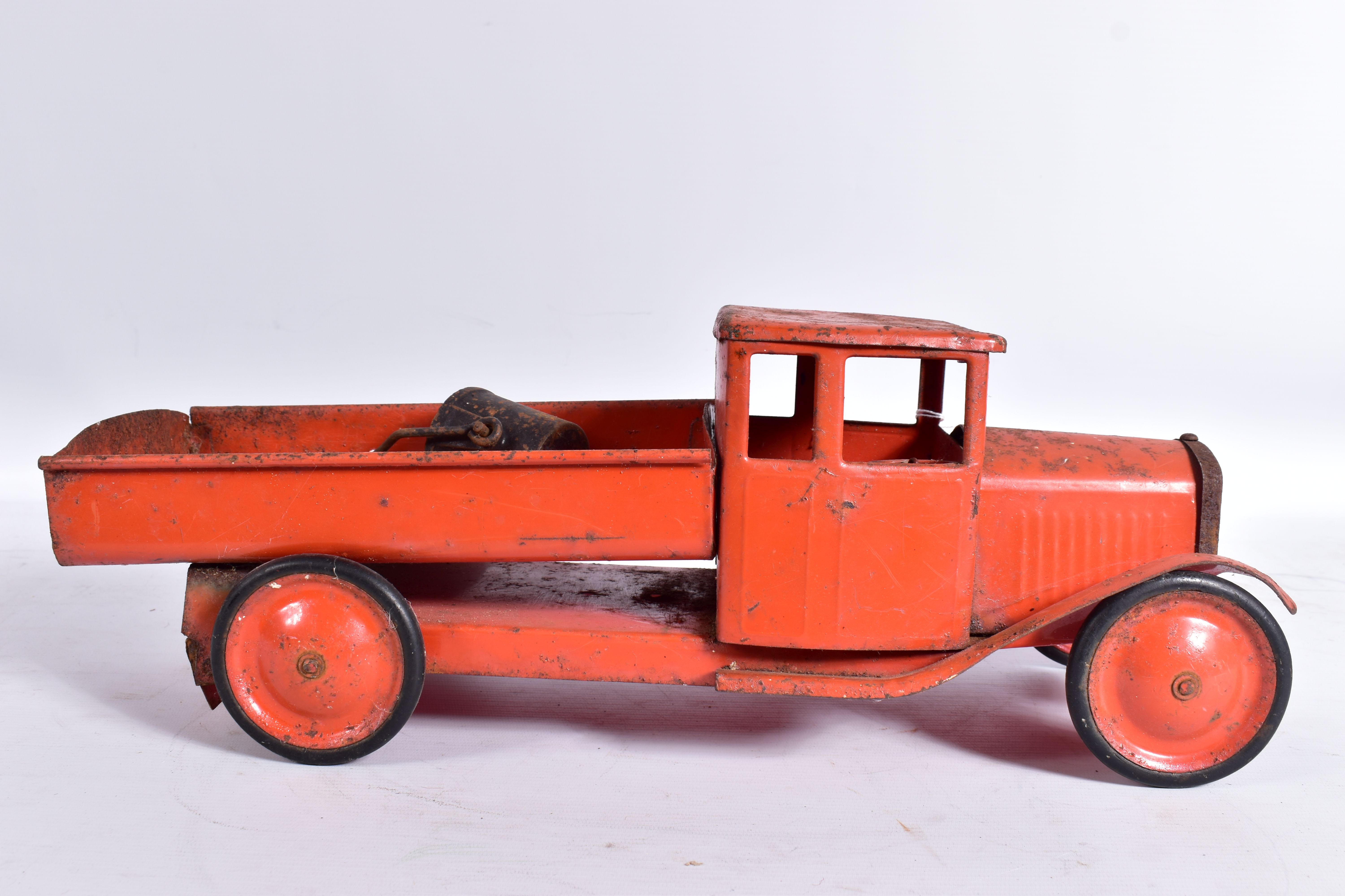 A TRI-ANG PRESSED STEEL BEDFORD NORMAL CONTROL TIPPER LORRY, playworn condition but appears - Image 4 of 5