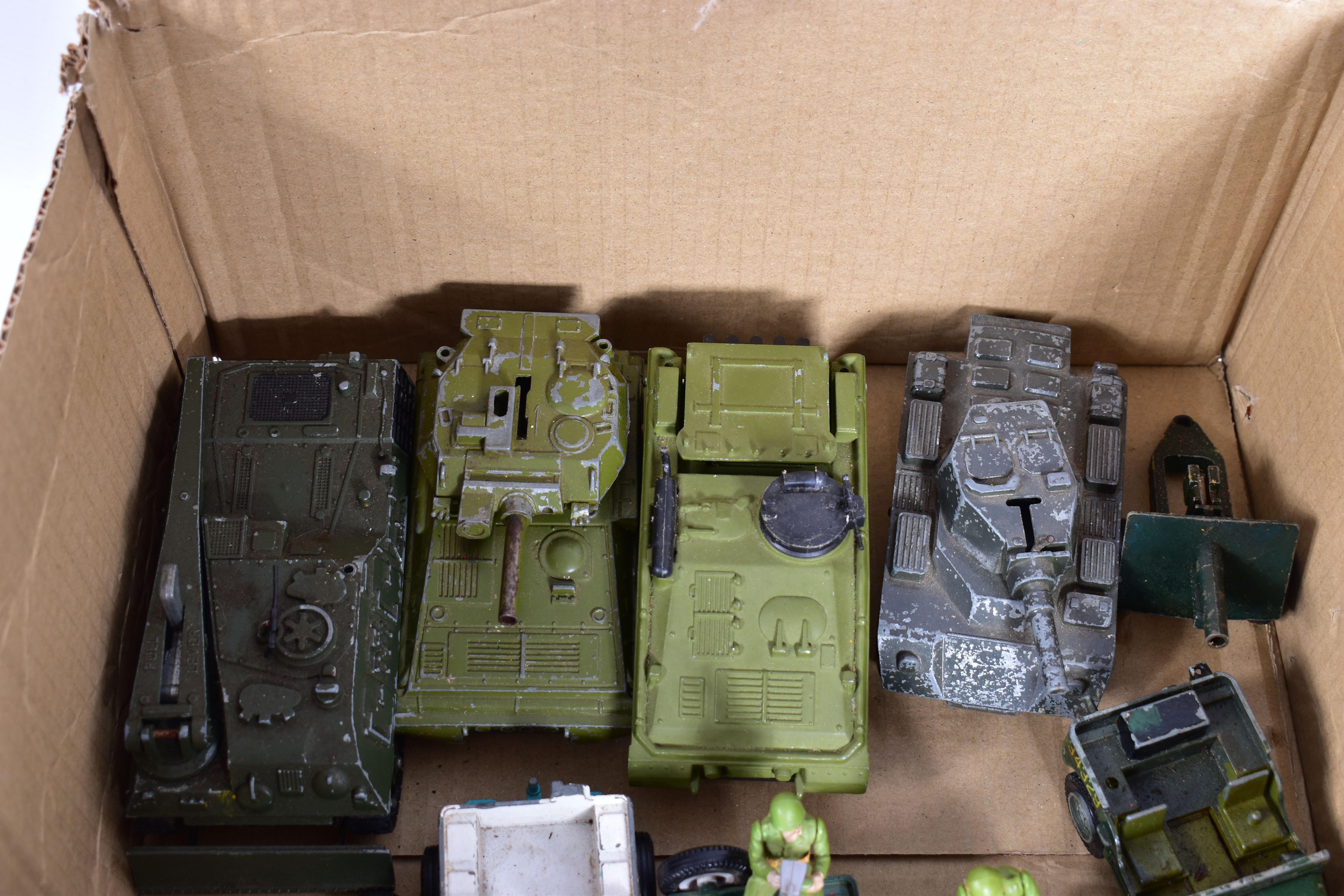 A QUANTITY OF UNBOXED AND ASSORTED PLAYWORN DIECAST AND PLASTIC MILITARY VEHICLES AND FIGURES, to - Image 2 of 5