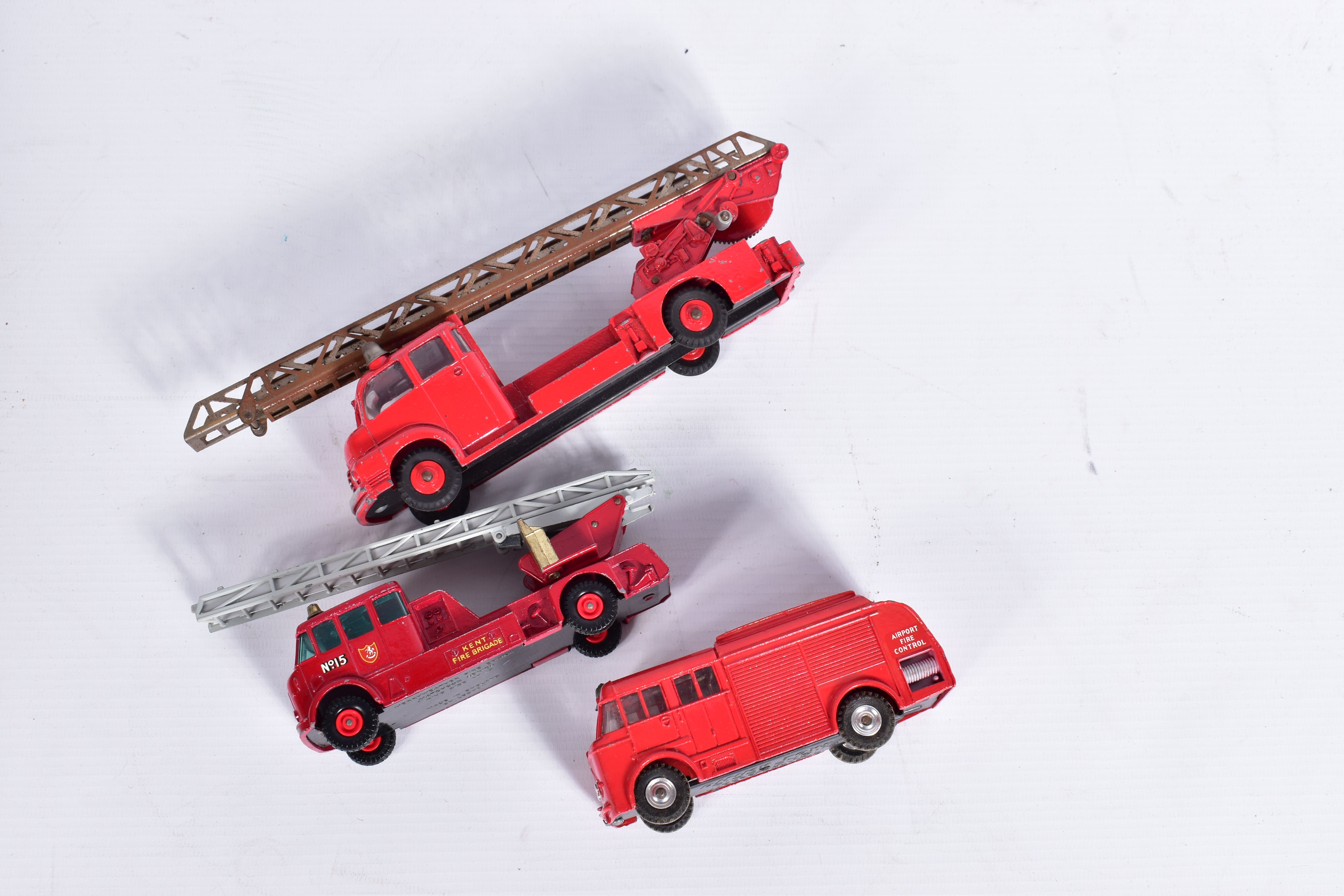 A BOXED DINKY SUPERTOYS BEDFORD TURNTABLE FIRE ESCAPE, No.956, playworn condition with paint loss - Image 2 of 4