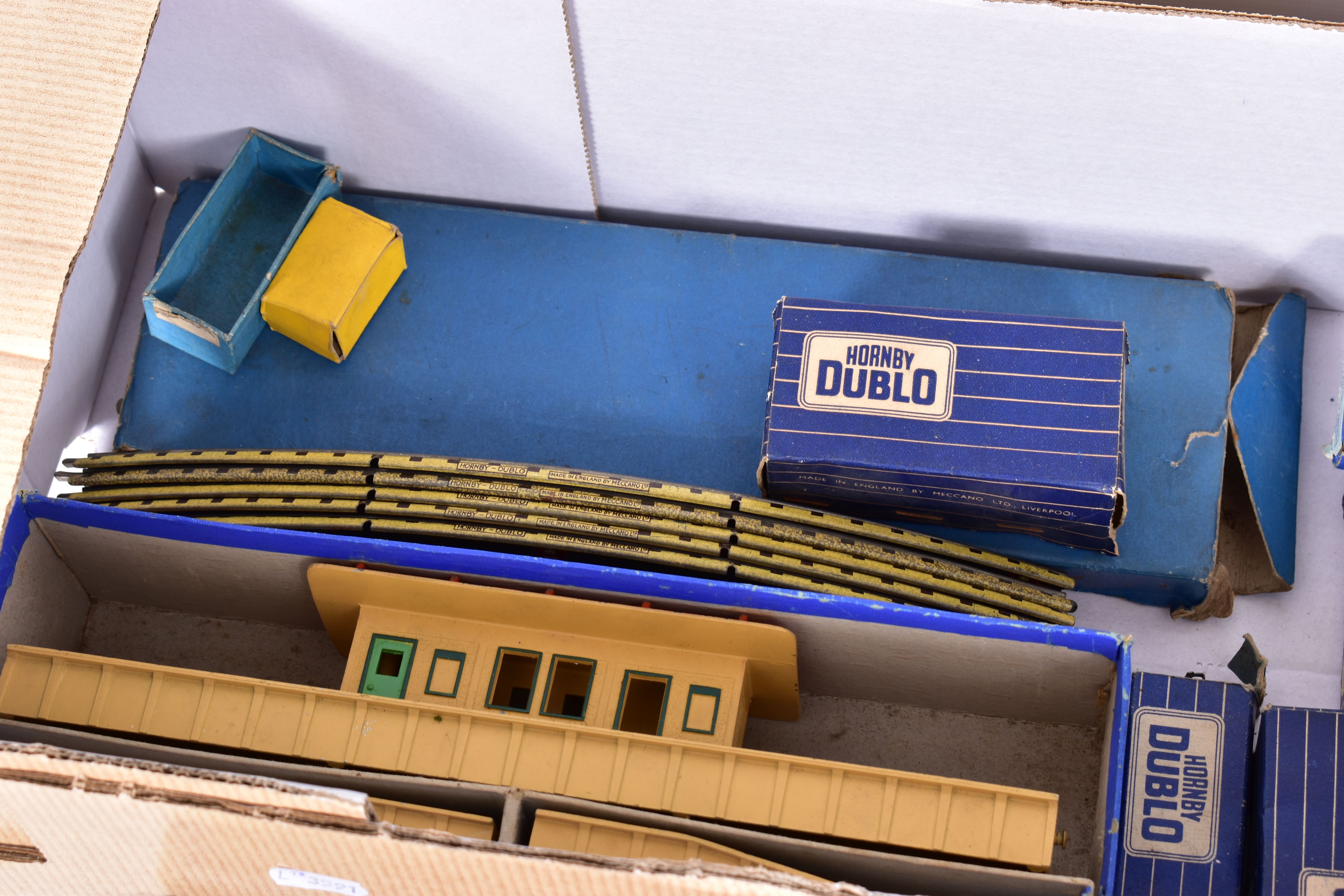 A QUANTITY OF ASSORTED HORNBY DUBLO MODEL RAILWAY ITEMS, all in playworn condition, not tested, to - Image 4 of 4