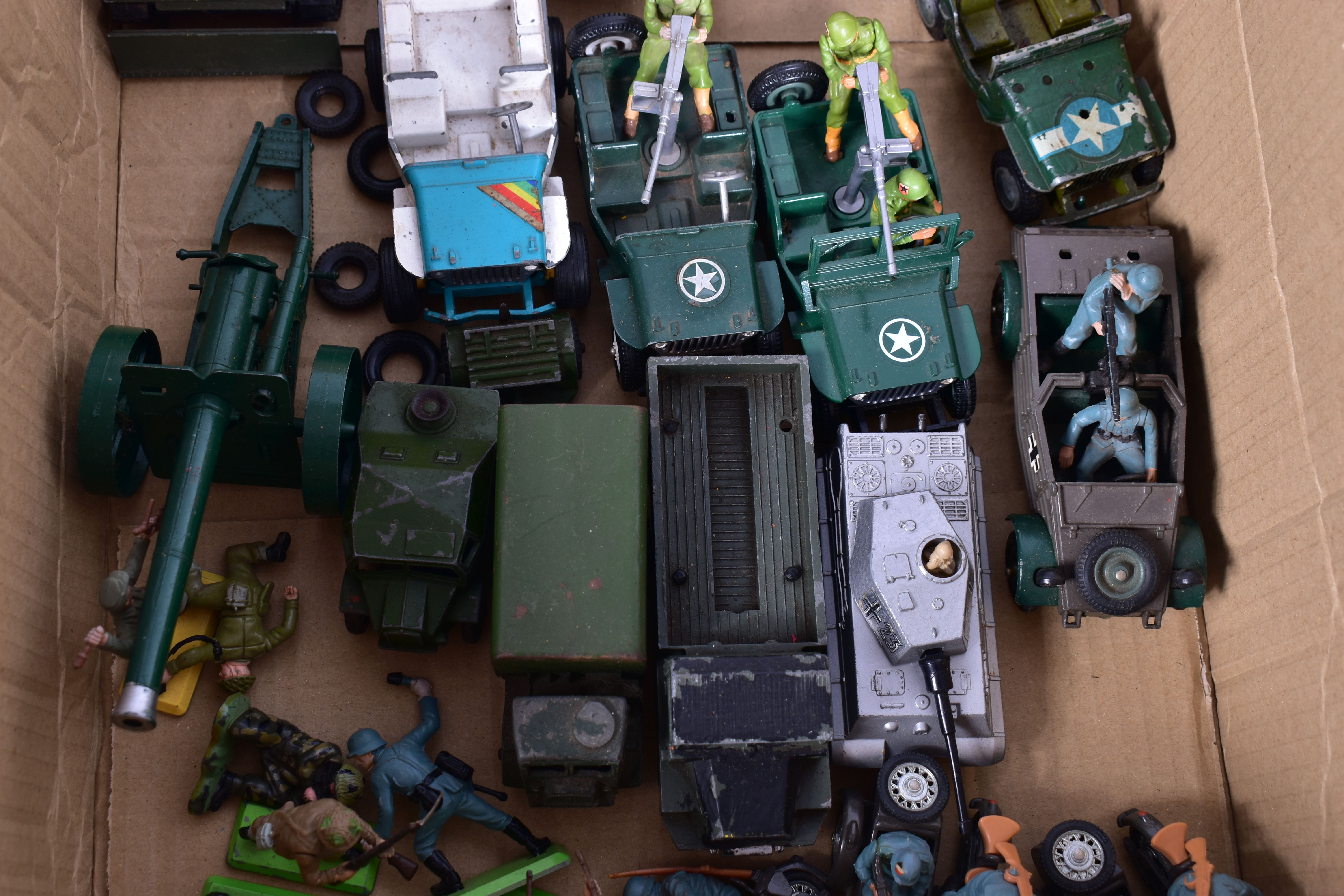 A QUANTITY OF UNBOXED AND ASSORTED PLAYWORN DIECAST AND PLASTIC MILITARY VEHICLES AND FIGURES, to - Image 4 of 5