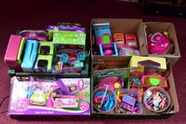 AN EXTENSIVE COLLECTION OF BOXED AND UNBOXED ASSORTED POLLY POCKET DOLLS, CLOTHING AND