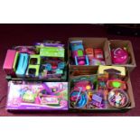 AN EXTENSIVE COLLECTION OF BOXED AND UNBOXED ASSORTED POLLY POCKET DOLLS, CLOTHING AND