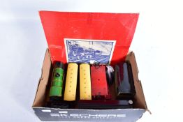 A QUANTITY OF UNBOXED AND ASSORTED O GAUGE MODEL RAILWAY ITEMS, to include Mettoy tinplate clockwork