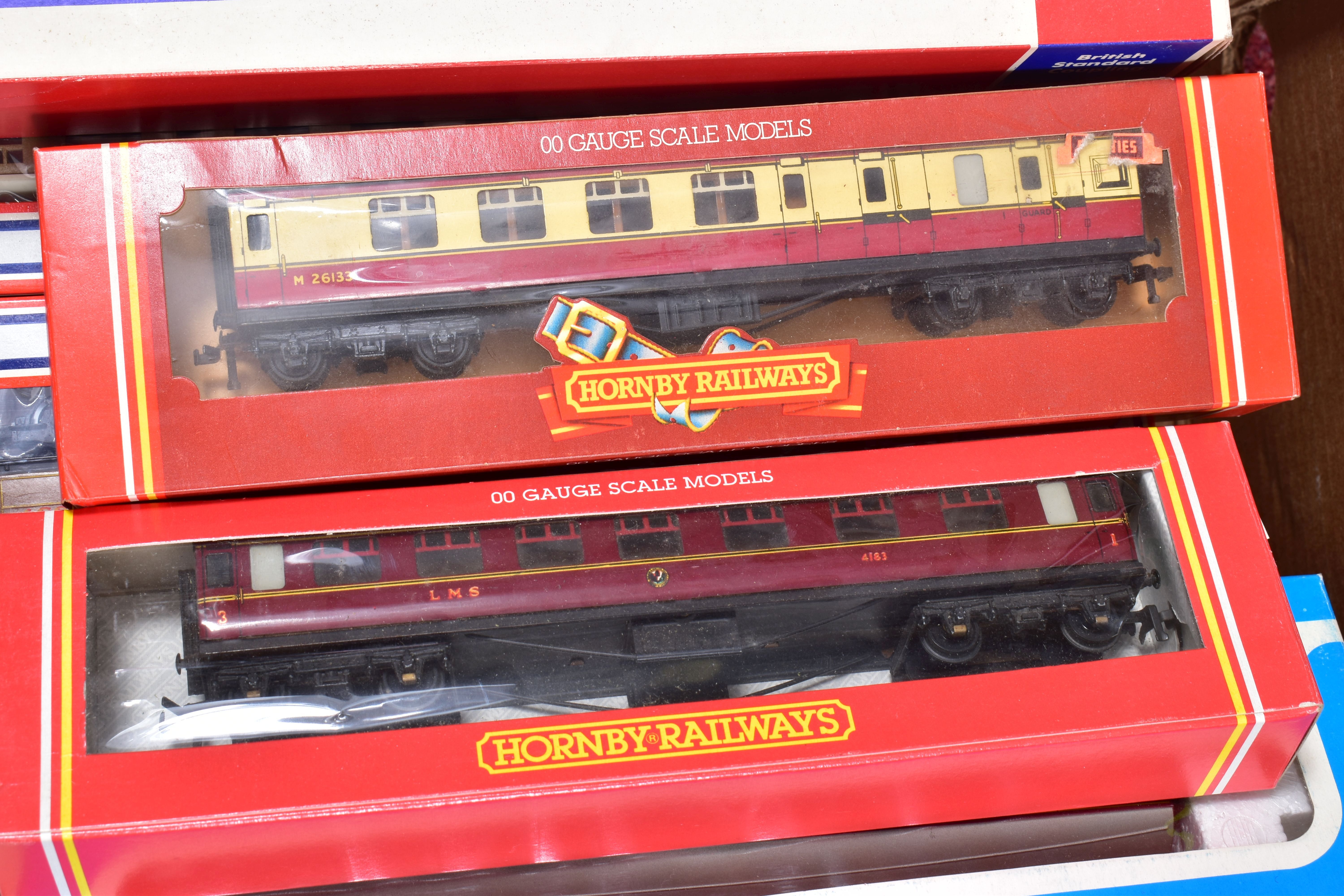 A QUANTITY OF BOXED AND UNBOXED OO GAUGE PASSENGER COACHING STOCK, assorted manufacturers, all in - Image 6 of 7