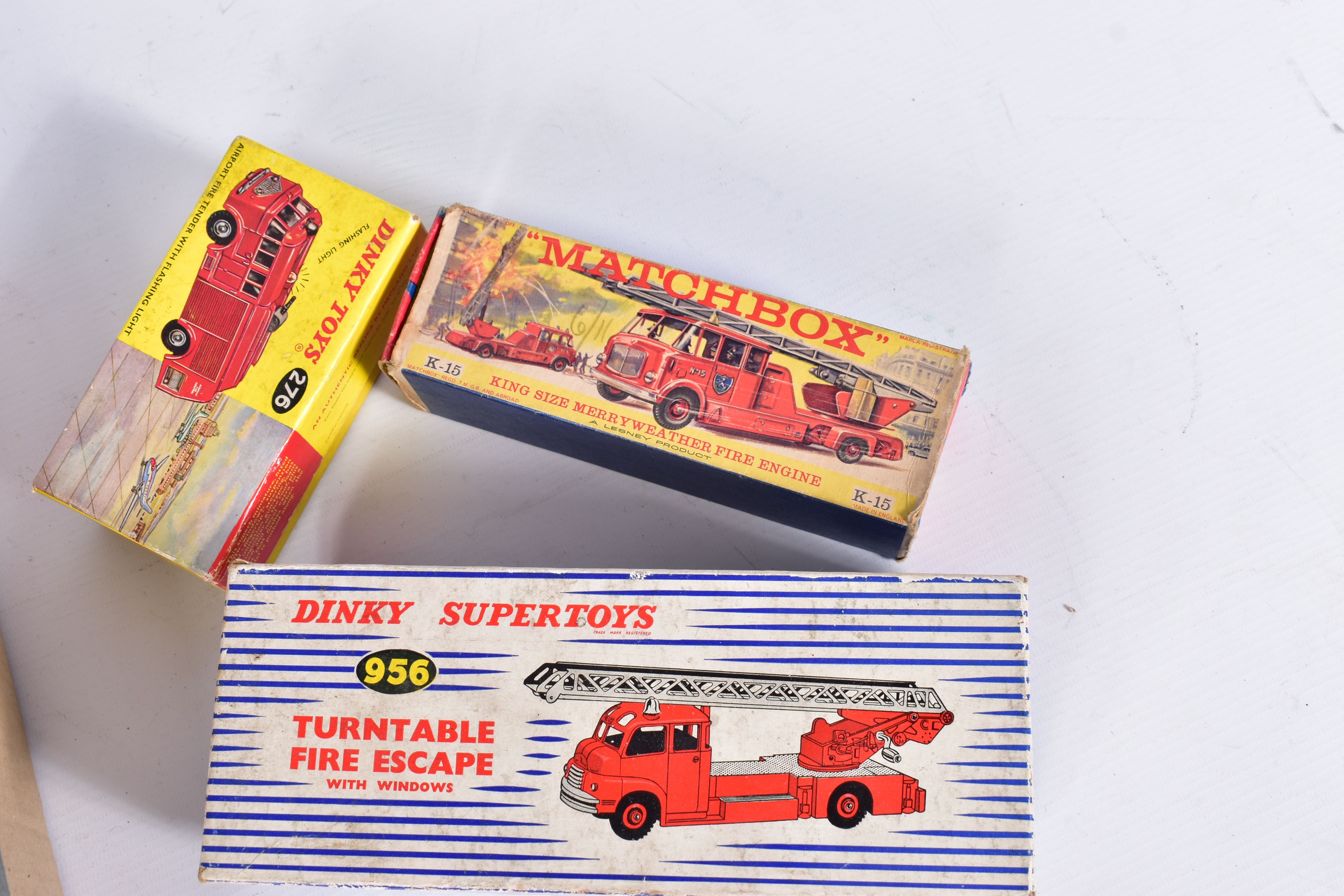 A BOXED DINKY SUPERTOYS BEDFORD TURNTABLE FIRE ESCAPE, No.956, playworn condition with paint loss - Image 4 of 4