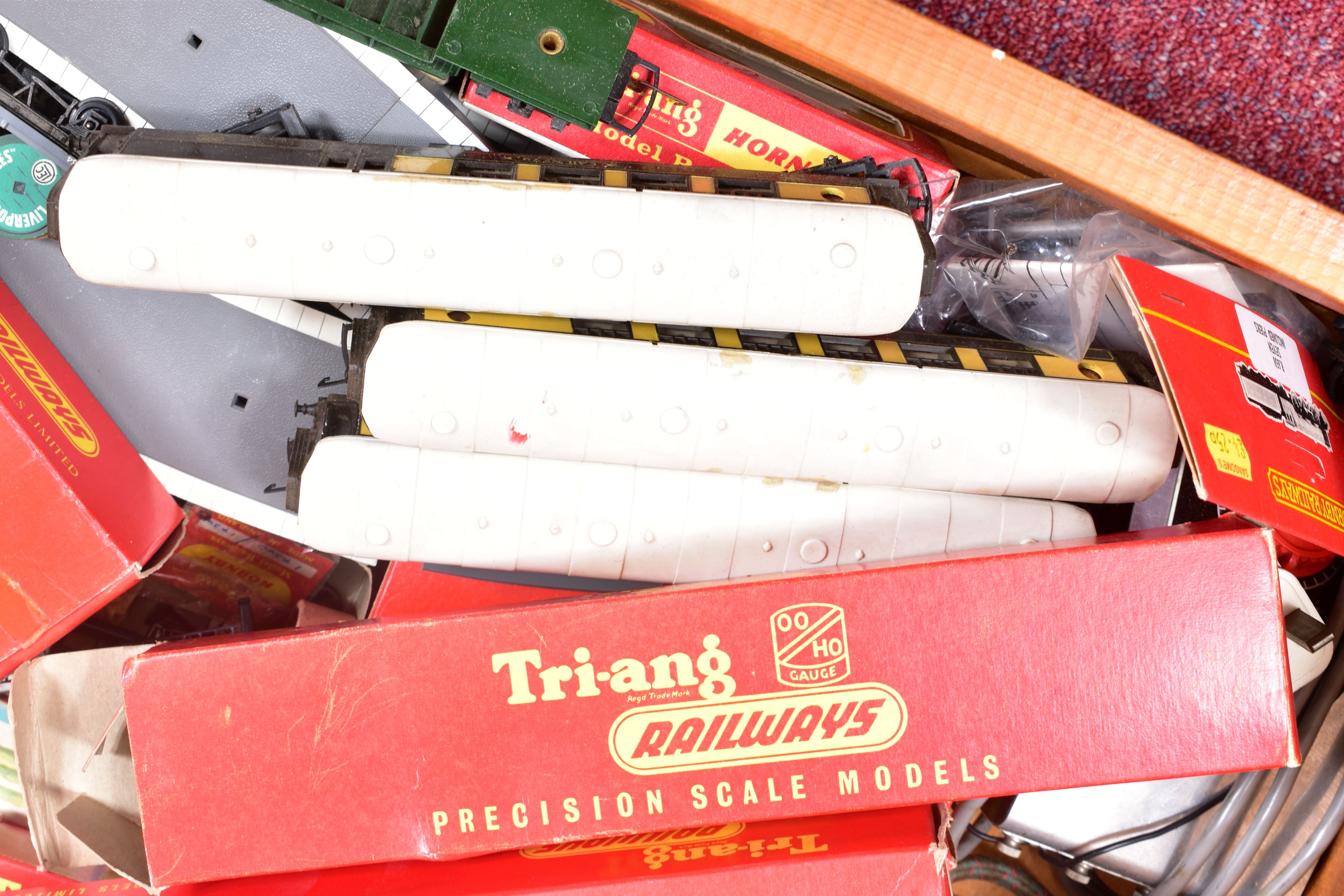 A QUANTITY OF BOXED AND UNBOXED ASSORTED TRI-ANG OO GAUGE MODEL RAILWAY ITEMS, all in playworn - Image 2 of 10