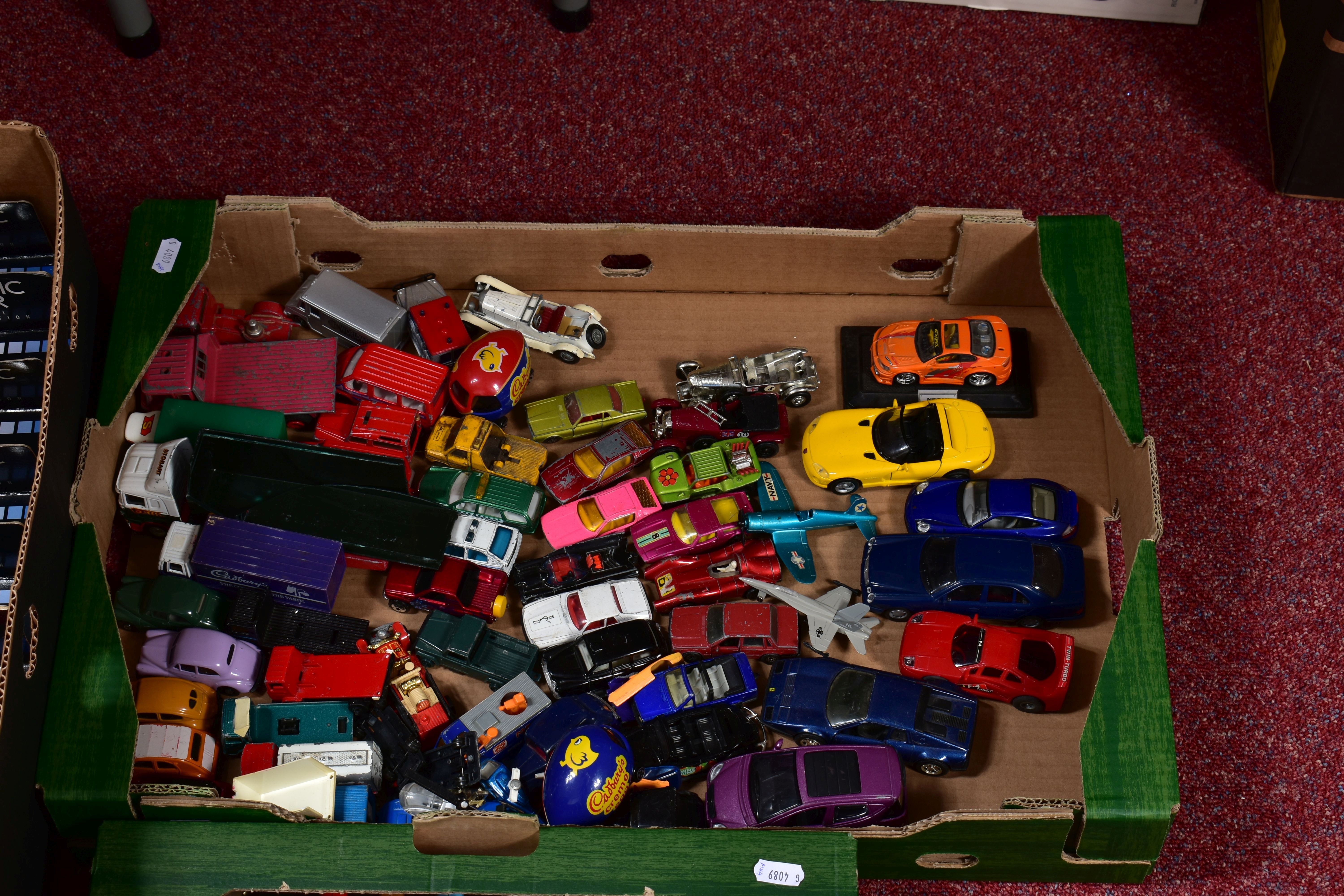 A QUANTITY OF BOXED AND UNBOXED MODERN DIECAST AND PLASTIC VEHICLES, to include boxed Corgi Classics - Image 3 of 6