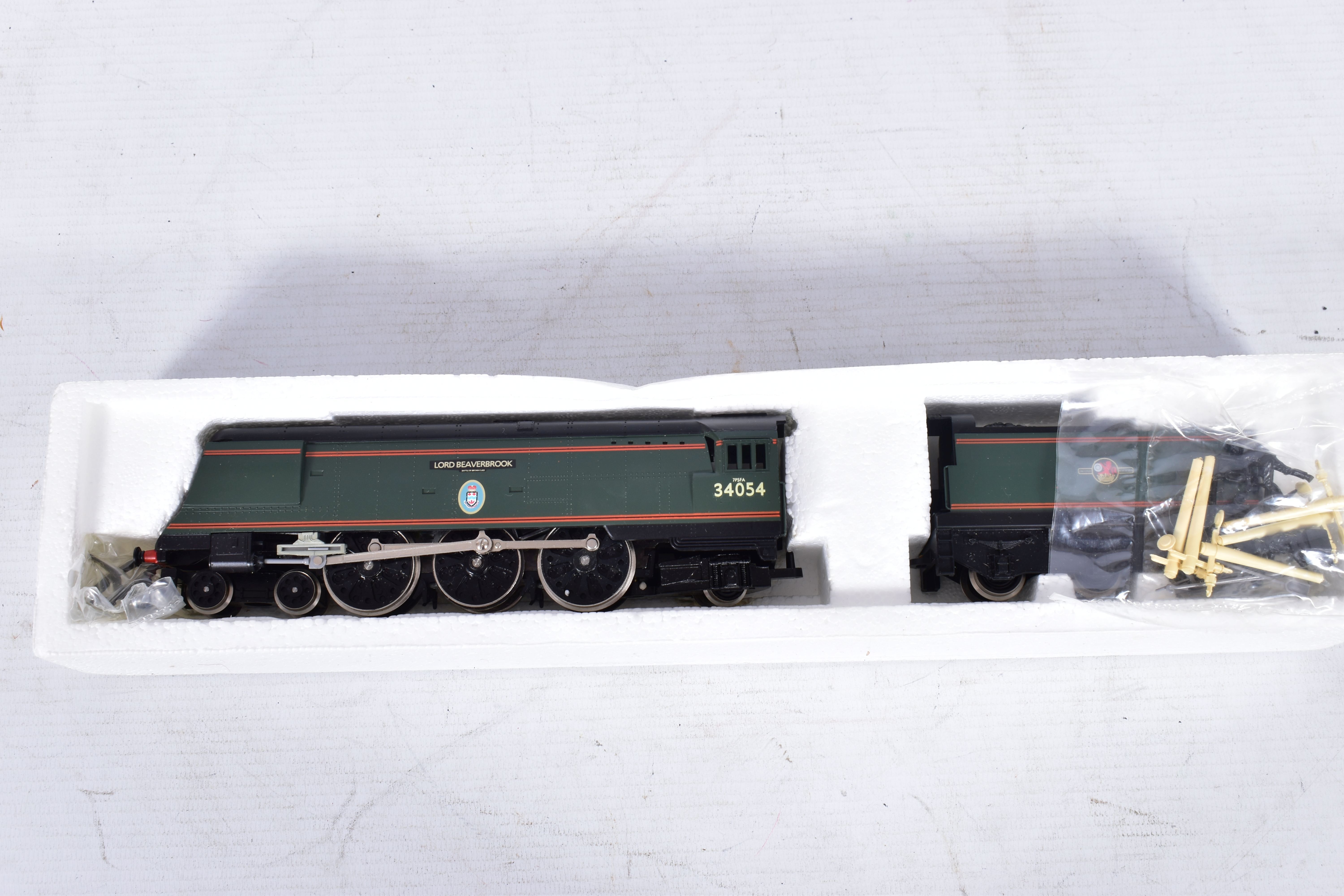 A BOXED HORNBY OO GAUGE BATTLE OF BRITAIN CLASS LOCOMOTIVE, 'Lord Beaverbrook' No.34054, B.R. - Image 4 of 4