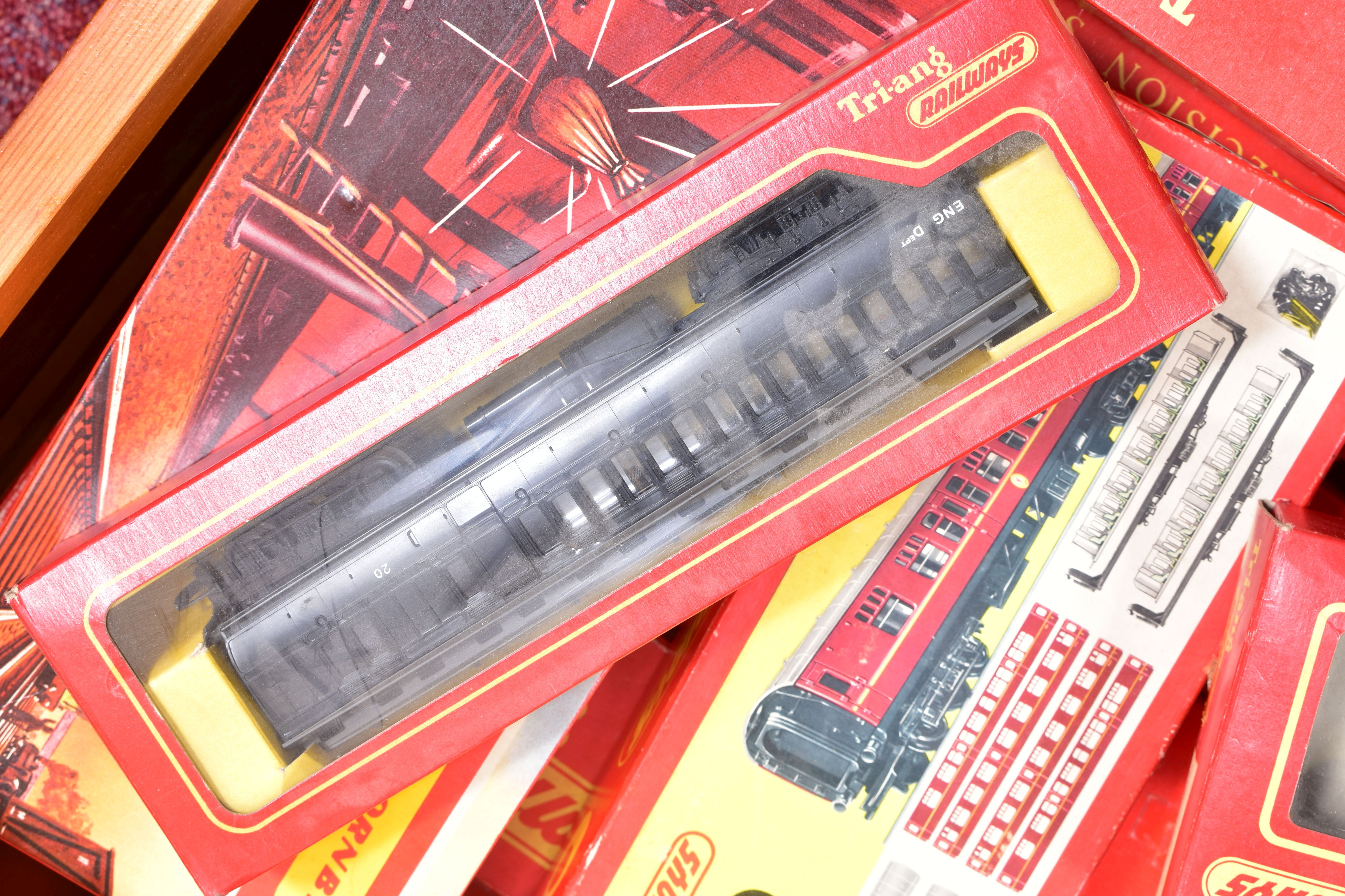 A QUANTITY OF BOXED AND UNBOXED ASSORTED TRI-ANG OO GAUGE MODEL RAILWAY ITEMS, all in playworn - Image 9 of 10