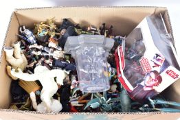 A COLECTION OF LOOSE STAR WARS ACTION FIGURES, majority are Hasbro figures dating from the early