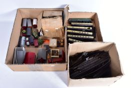 A QUANTITY OF UNBOXED AND ASSORTED OO GAUGE EXLEY G.W.R. COACHING STOCK, post-war items including