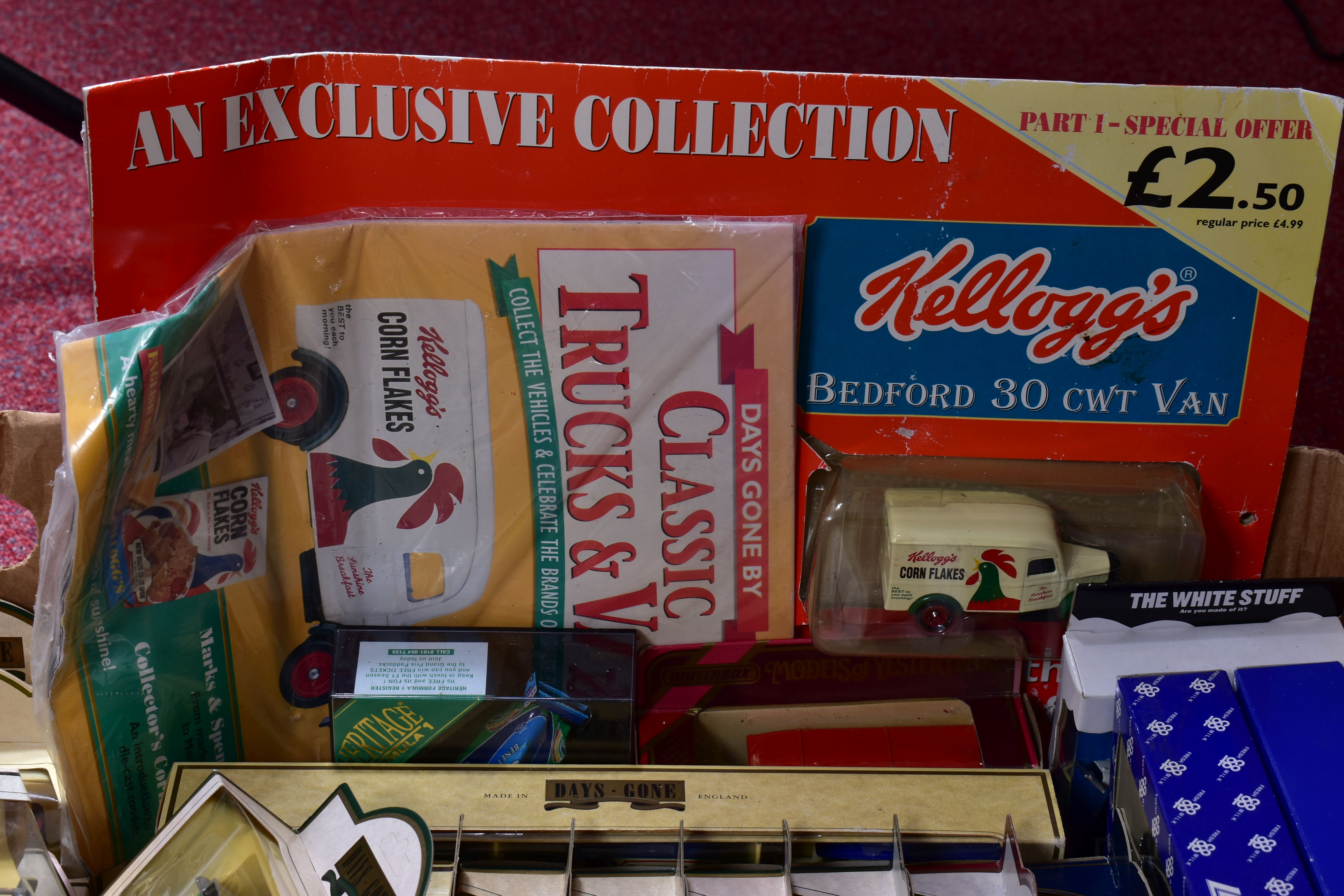 A QUANTITY OF BOXED AND UNBOXED MODERN DIECAST AND PLASTIC VEHICLES, to include boxed Corgi Classics - Image 5 of 6