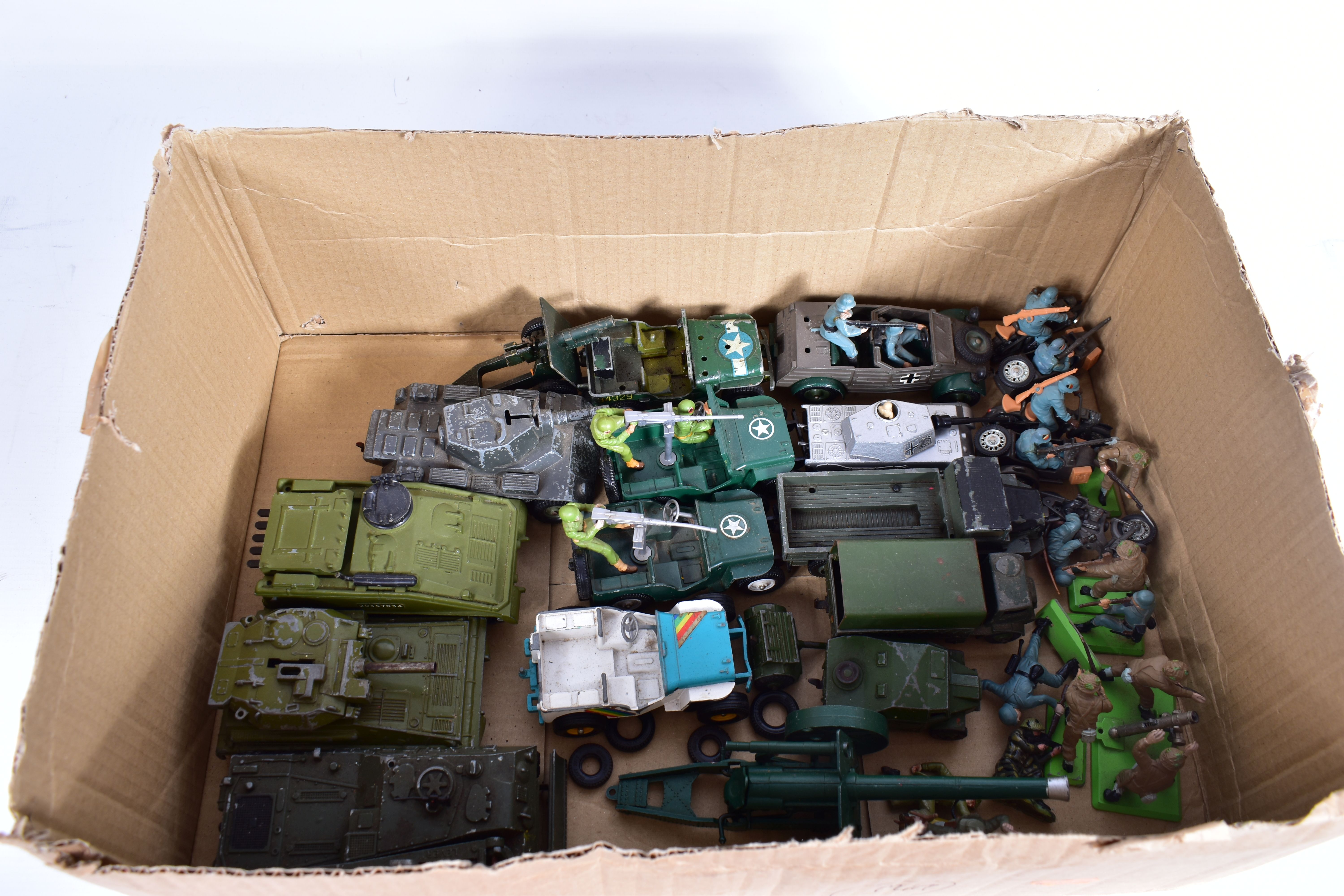 A QUANTITY OF UNBOXED AND ASSORTED PLAYWORN DIECAST AND PLASTIC MILITARY VEHICLES AND FIGURES, to