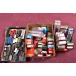 A QUANTITY OF UNBOXED OO GAUGE FREIGHT ROLLING STOCK, assorted manufacturers, all in playworn