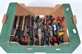 A QUANTITY OF UNBOXED AND ASSORTED N GAUGE MODEL RAILWAY ITEMS, to include Graham Farish Hall
