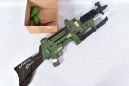 AN UNBOXED DE LUXE TOPPER JOHNNY SEVEN ONE MAN ARMY TOY GUN, No.602E, appears complete with all