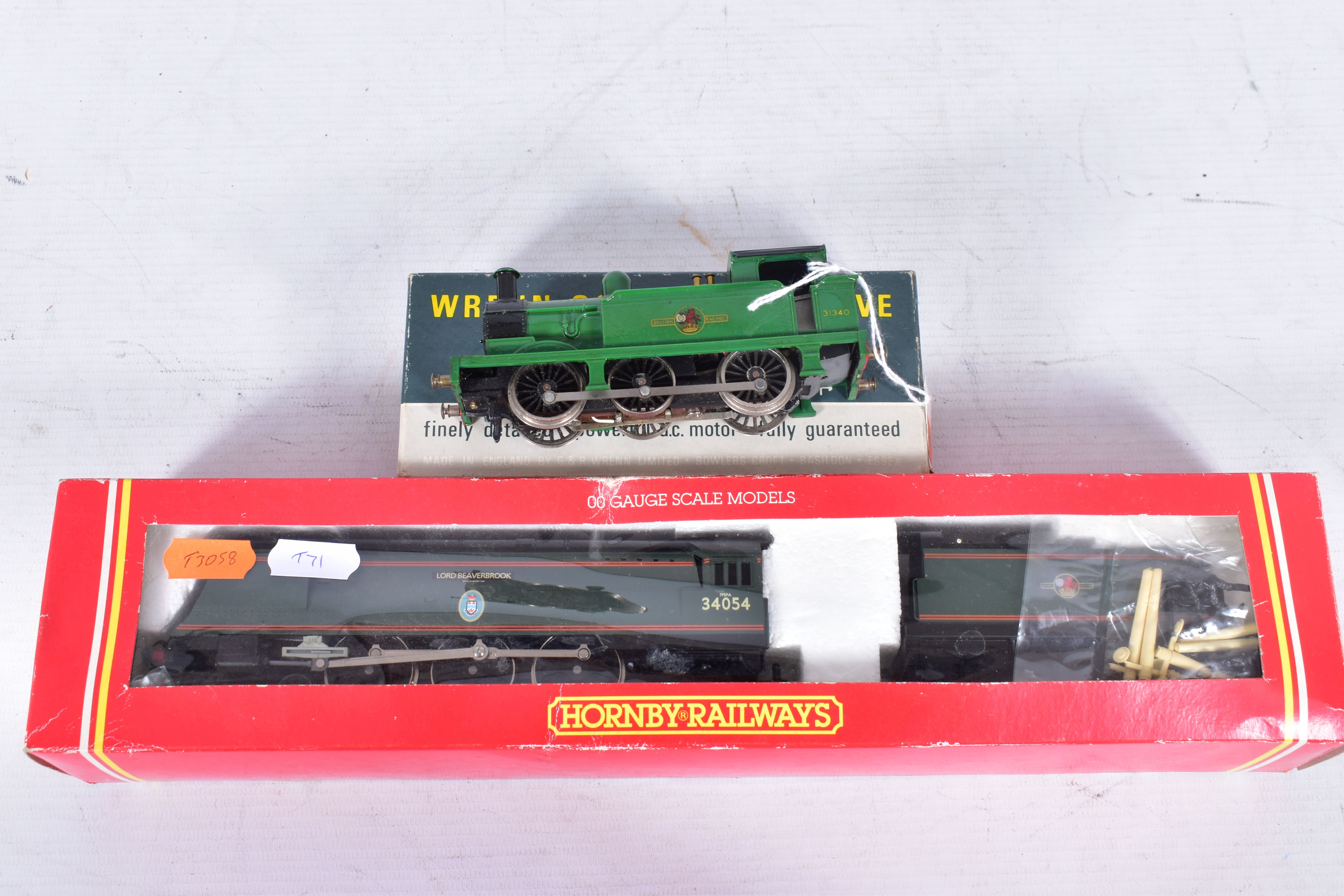 A BOXED HORNBY OO GAUGE BATTLE OF BRITAIN CLASS LOCOMOTIVE, 'Lord Beaverbrook' No.34054, B.R.