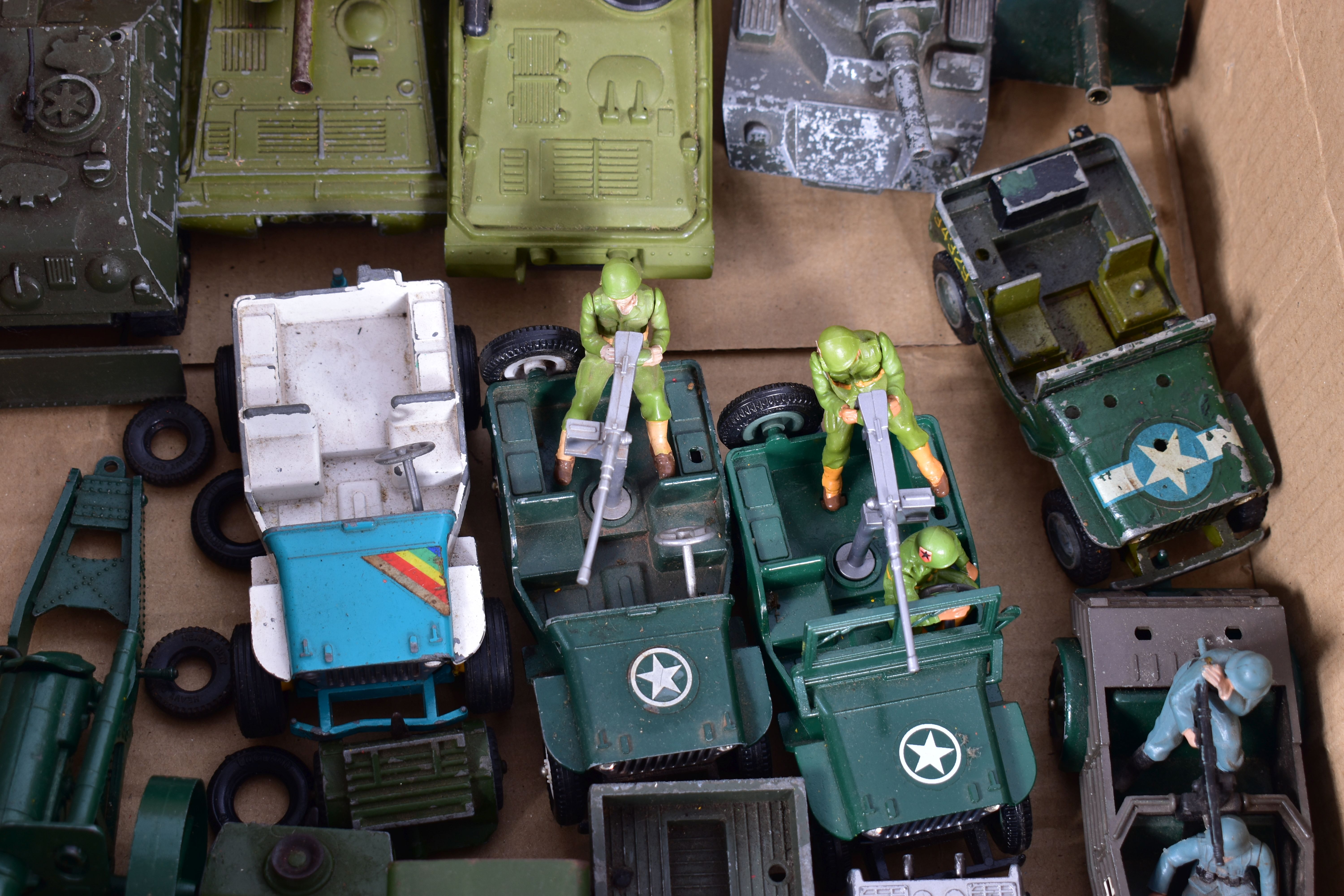 A QUANTITY OF UNBOXED AND ASSORTED PLAYWORN DIECAST AND PLASTIC MILITARY VEHICLES AND FIGURES, to - Image 3 of 5