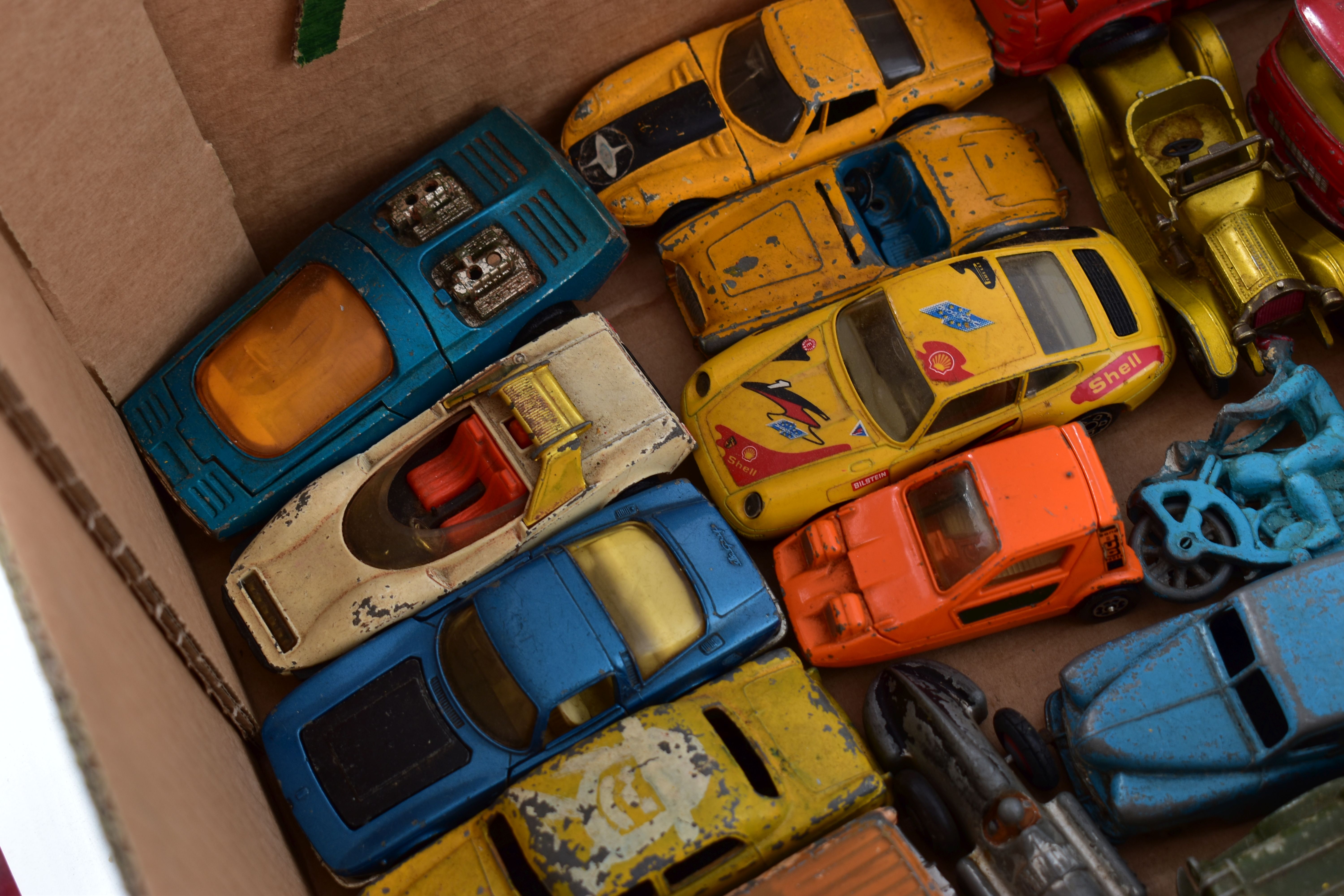 A QUANTITY OF UNBOXED AND ASSORTED PLAYWORN DIECAST VEHICLES, to include Corgi Toys Plymouth - Image 5 of 6