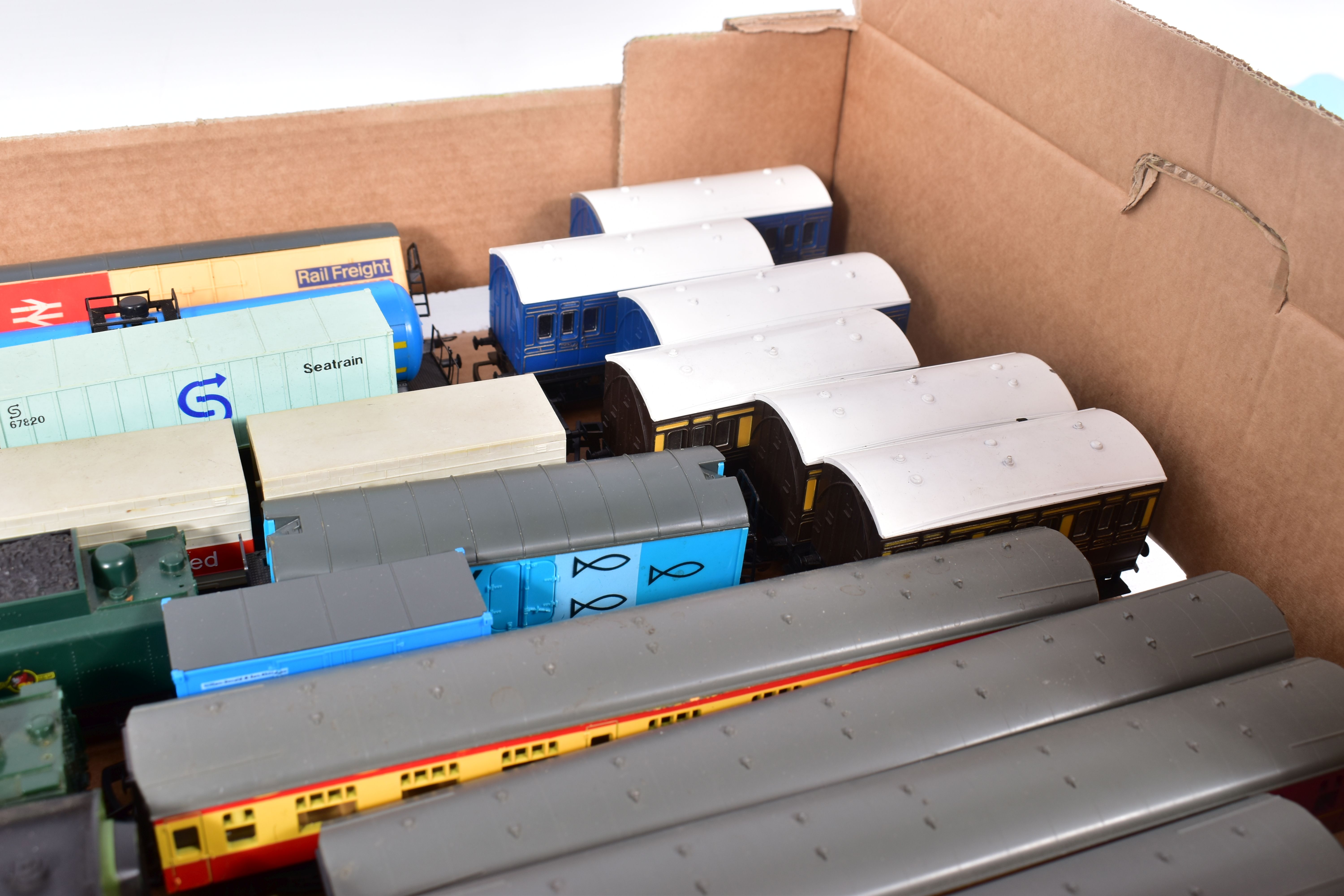 A QUANTITY OF UNBOXED OO AND HO GAUGE MODEL RAILWAY ITEMS, to include Tri-ang/Hornby Britannia class - Image 5 of 6