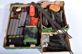 A QUANTIY OF MAINLY UNBOXED AND ASSORTED TRI-ANG RAILWAYS OO GAUGE MODEL RAILWAY ITEMS, to include