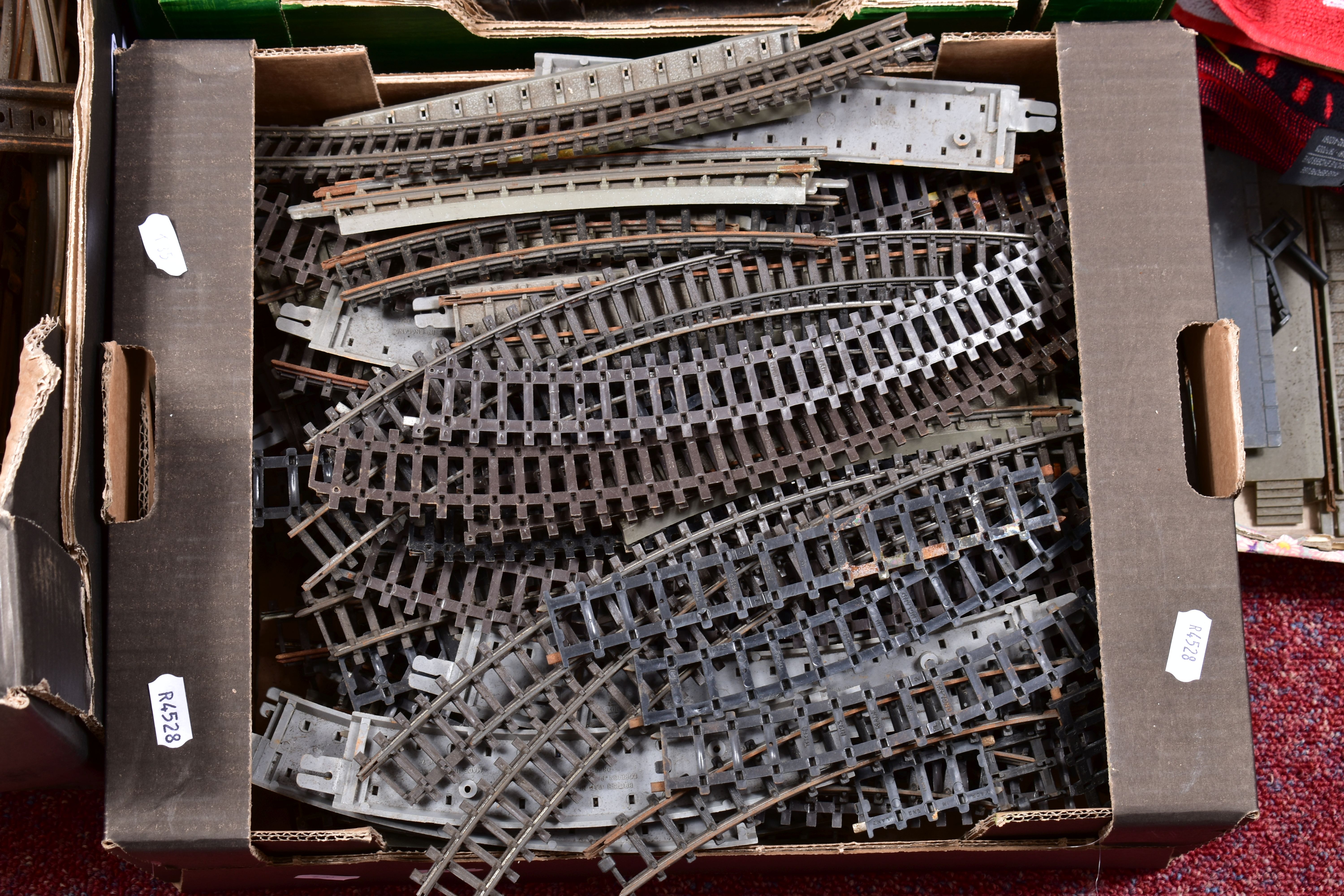 A QUANTITY OF UNBOXED AND ASSORTED O AND OO GAUGE MODEL RAILWAYS, to include No.0 clockwork - Image 3 of 5