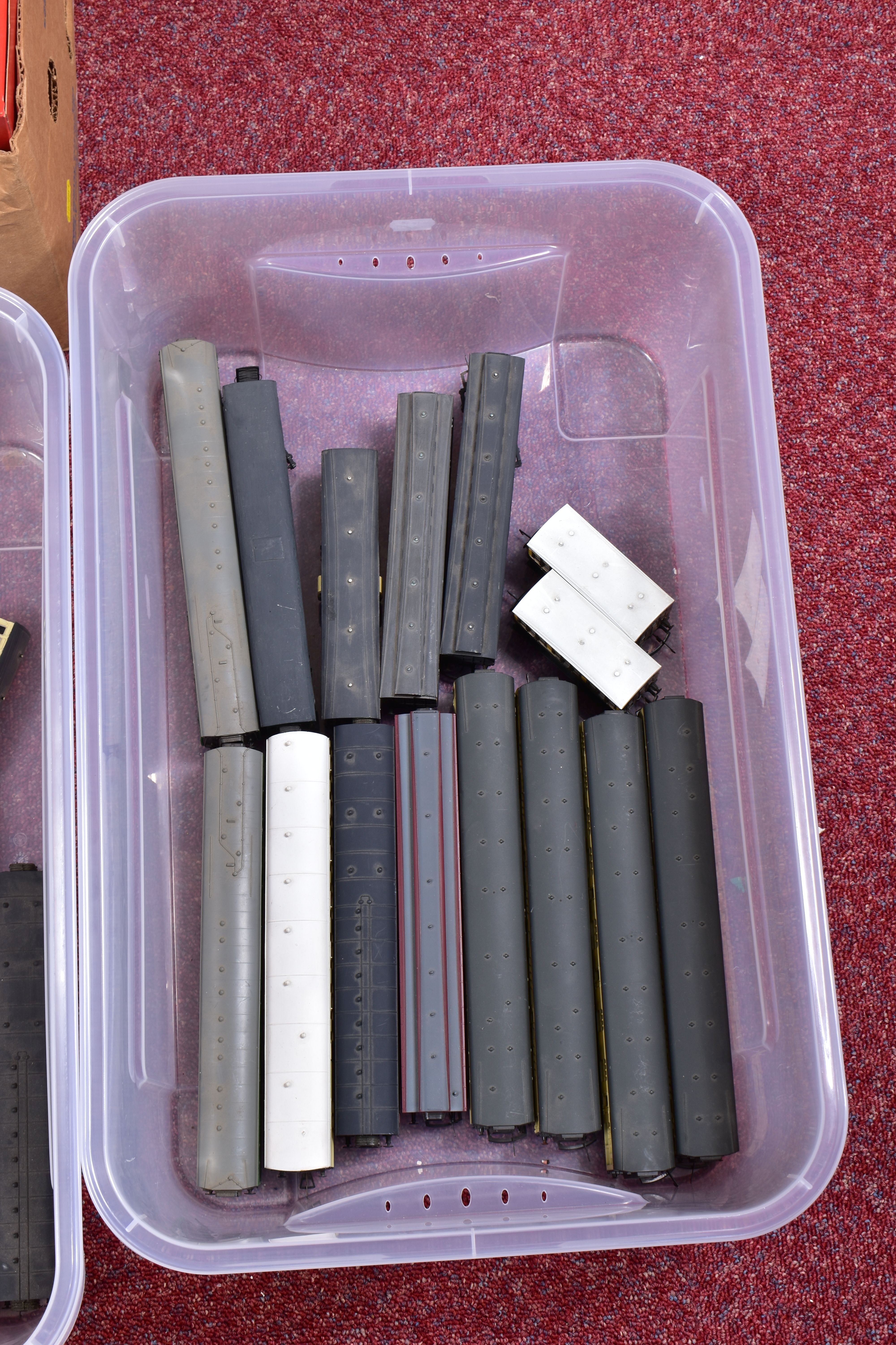 A QUANTITY OF BOXED AND UNBOXED OO GAUGE PASSENGER COACHING STOCK, assorted manufacturers, all in - Image 4 of 7