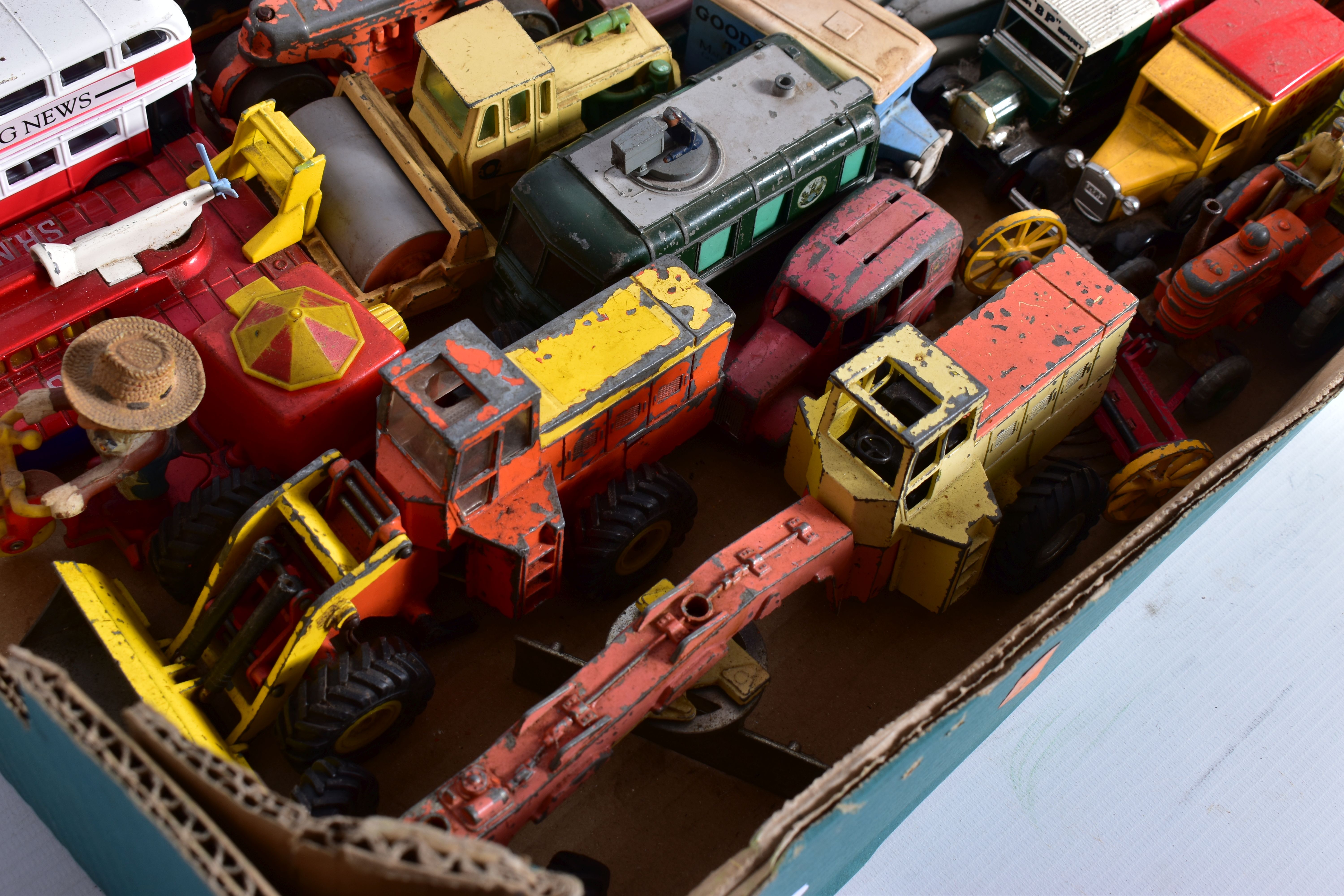 A QUANTITY OF UNBOXED AND ASSORTED PLAYWORN DIECAST VEHICLES, to include Dinky Supertoys Karrier BBC - Image 3 of 5