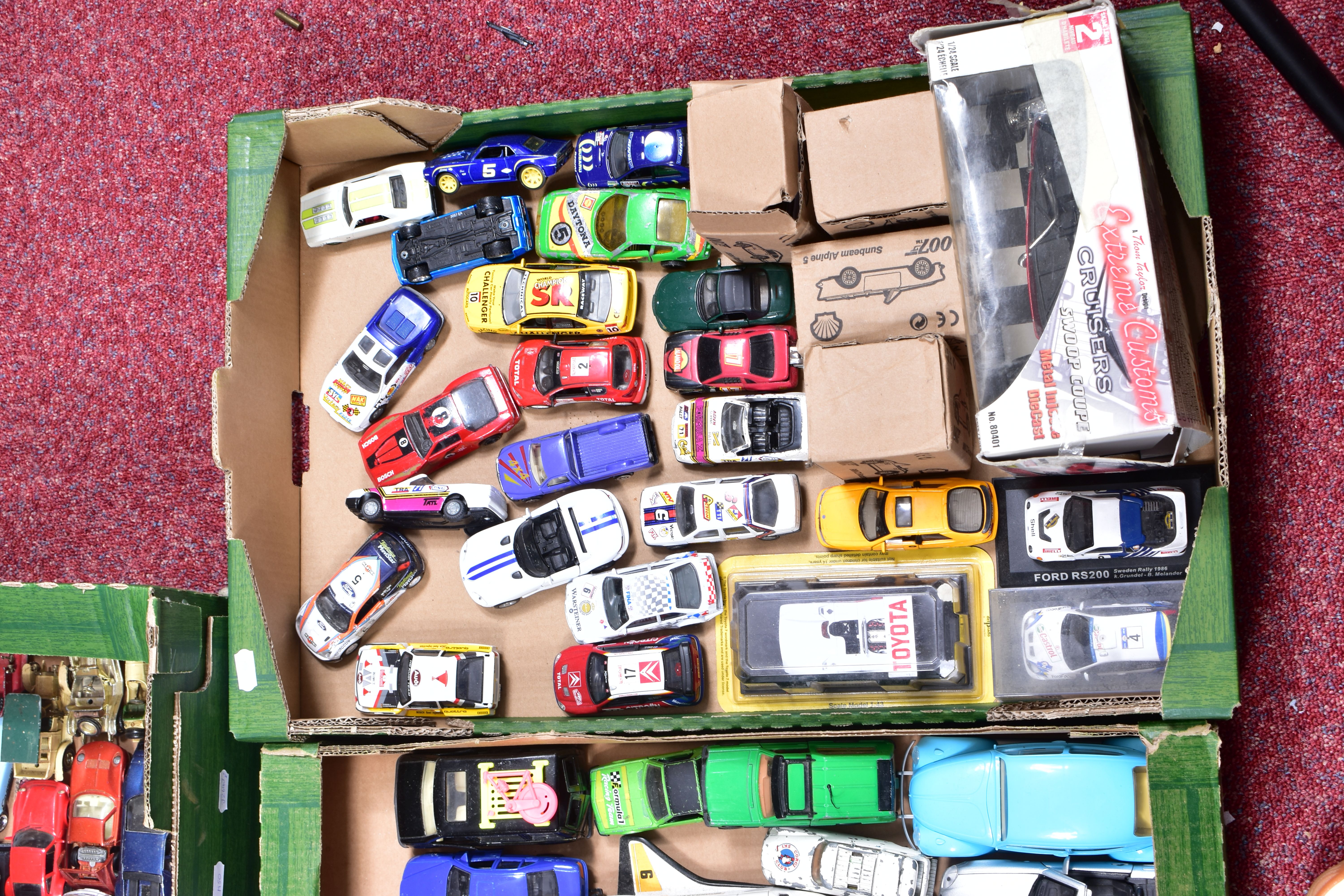 A QUANTITY OF UNBOXED AND ASSORTED PLAYWORN DIECAST VEHICLES, to include Matchbox King Size, - Image 4 of 5