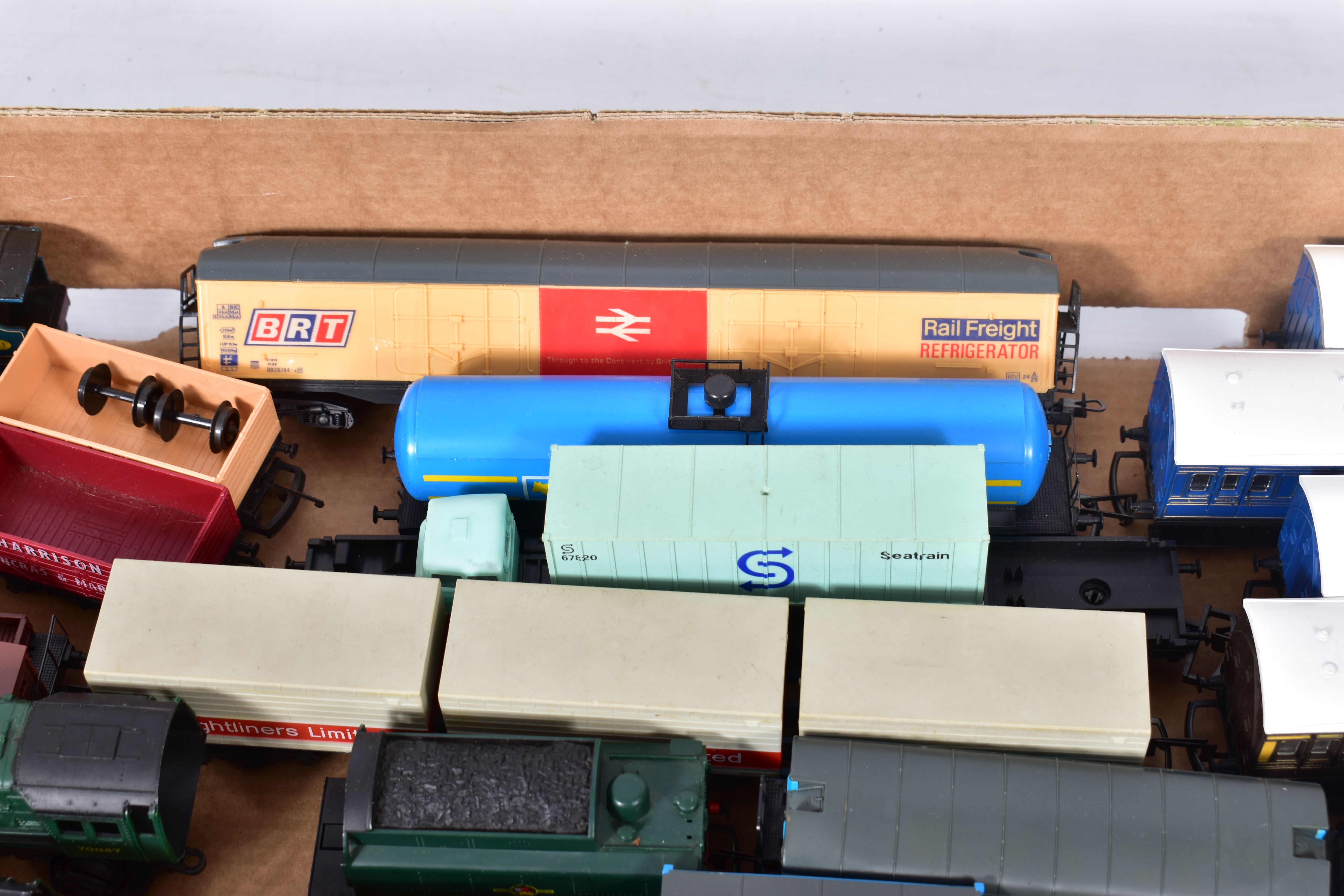 A QUANTITY OF UNBOXED OO AND HO GAUGE MODEL RAILWAY ITEMS, to include Tri-ang/Hornby Britannia class - Image 3 of 6