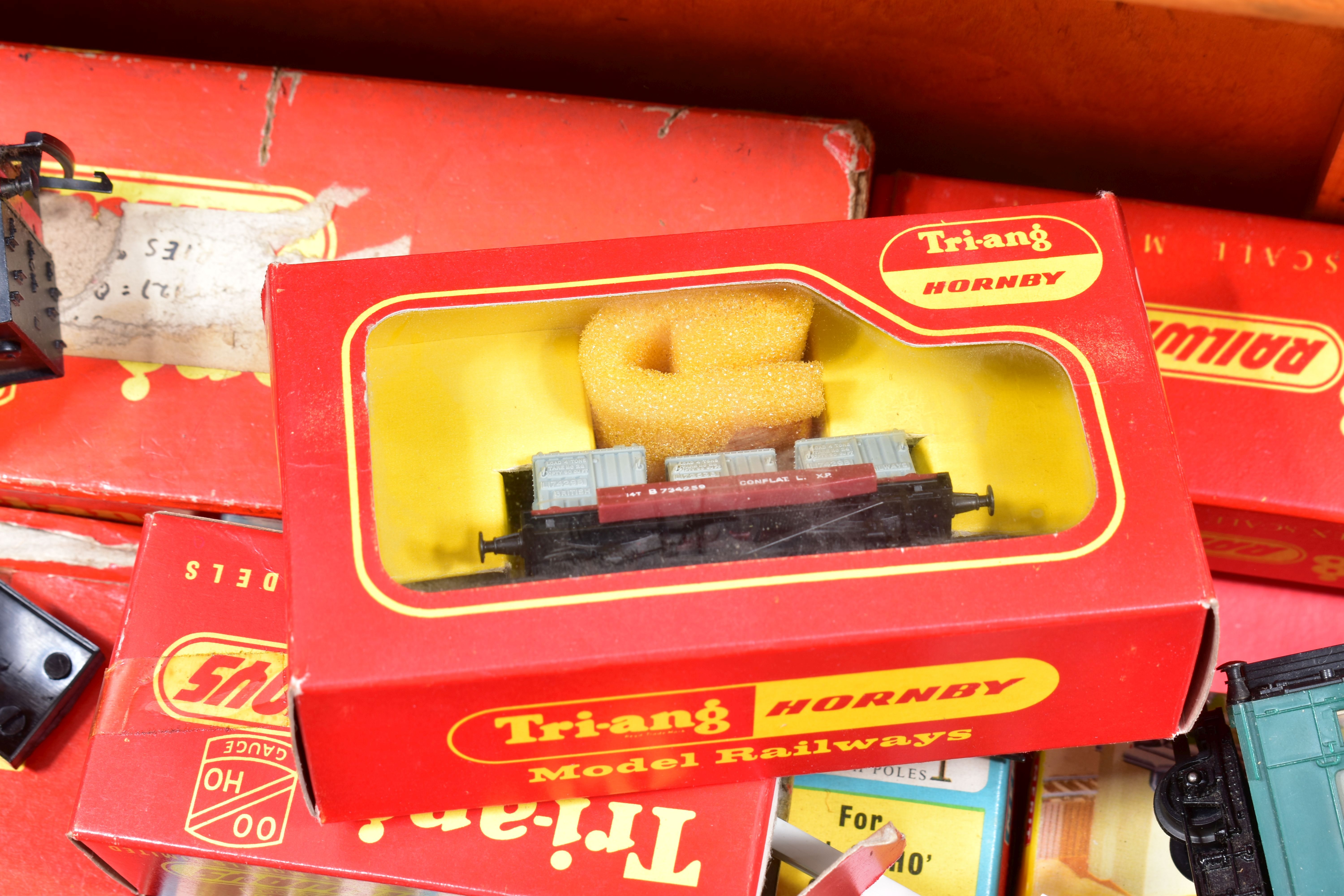 A QUANTITY OF BOXED AND UNBOXED ASSORTED TRI-ANG OO GAUGE MODEL RAILWAY ITEMS, all in playworn - Image 8 of 10