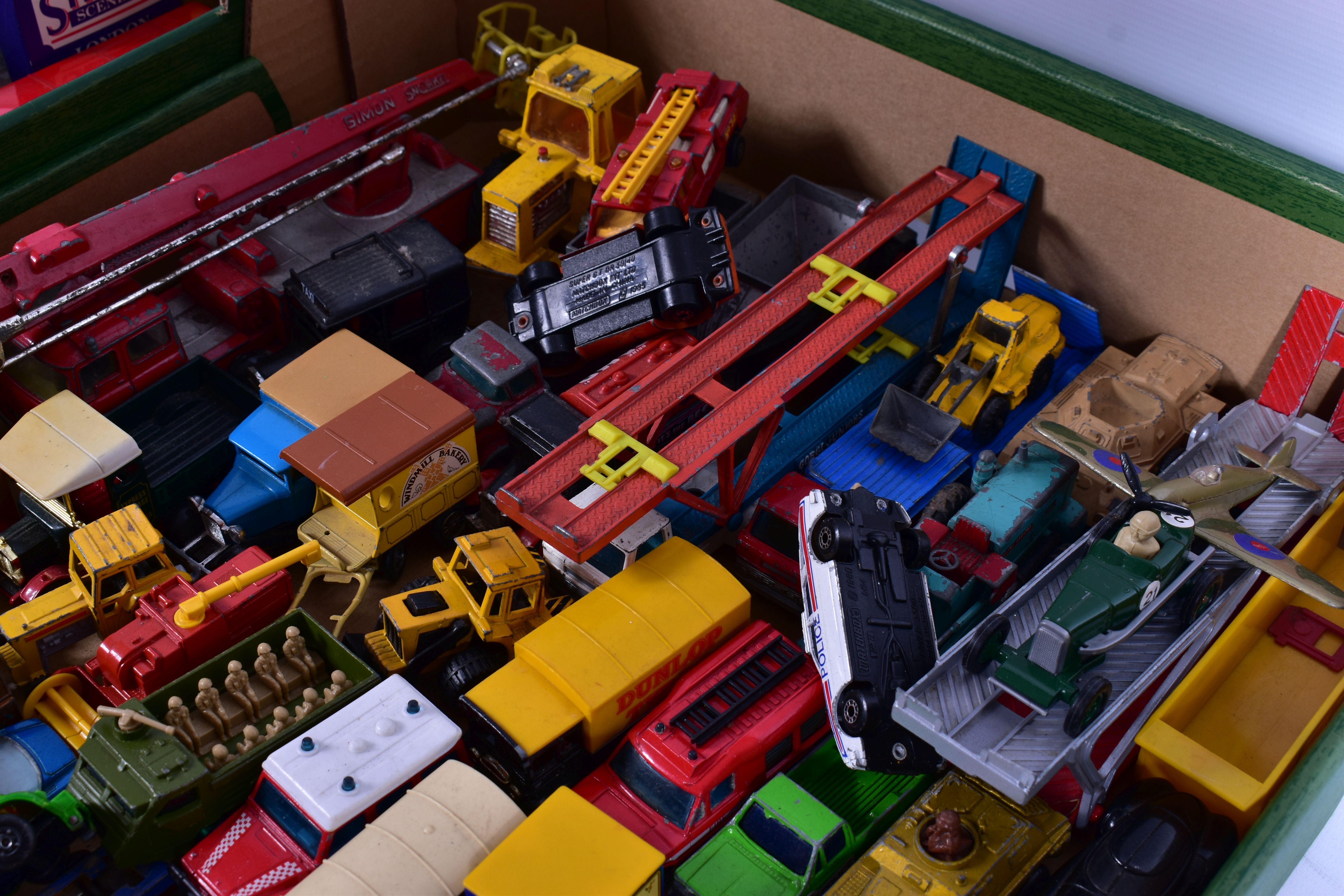 A QUANTITY OF BOXED AND UNBOXED ASSORTED DIECAST VEHICLES, unboxed playworn items include Corgi Toys - Image 3 of 7