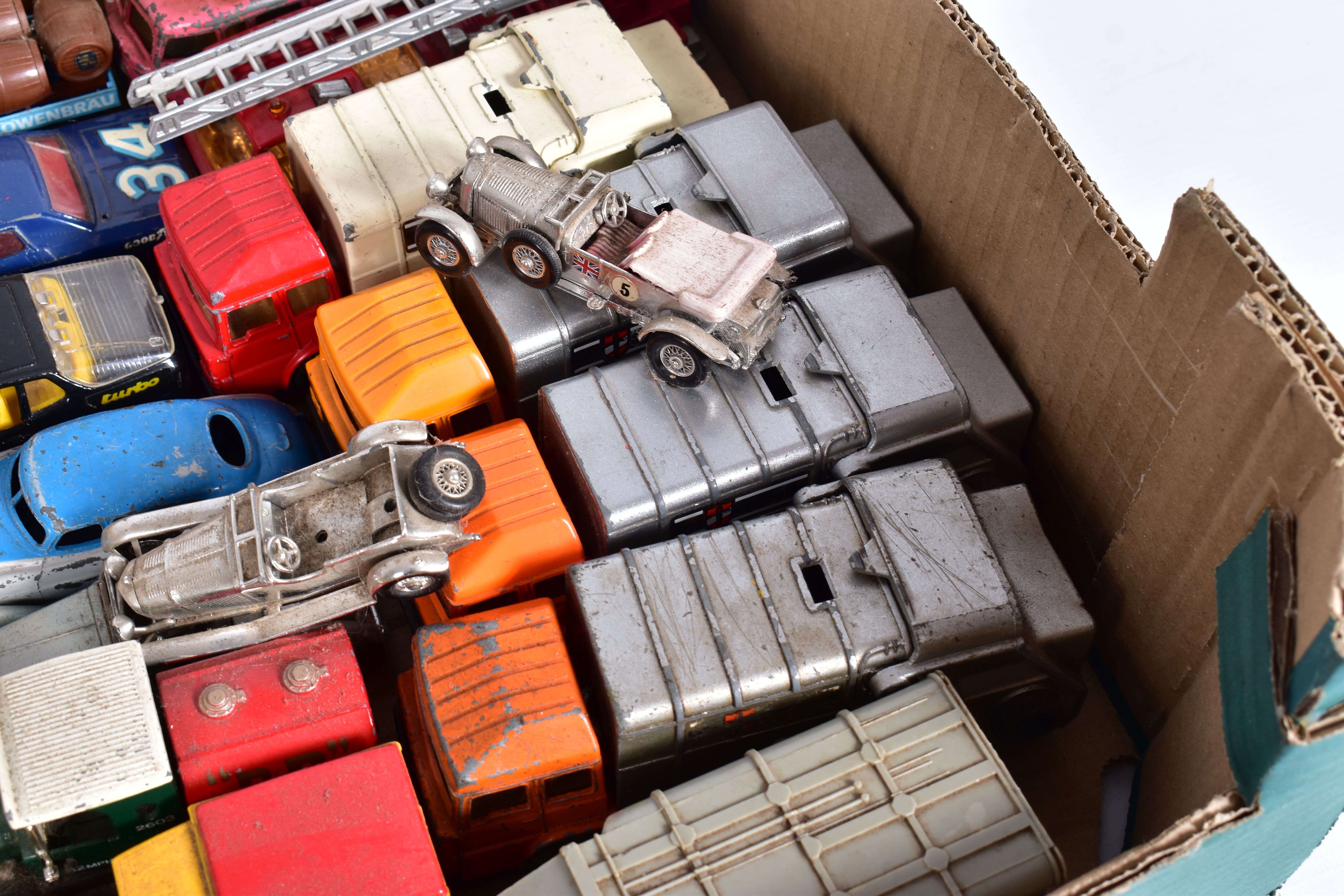 A QUANTITY OF UNBOXED AND ASSORTED PLAYWORN DIECAST VEHICLES, to include Dinky Supertoys Karrier BBC - Image 5 of 5