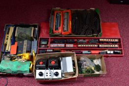 A QUANTITY OF BOXED AND UNBOXED OO GAUGE MODEL RAILWAY ITEMS, not tested, to include unboxed Tri-ang