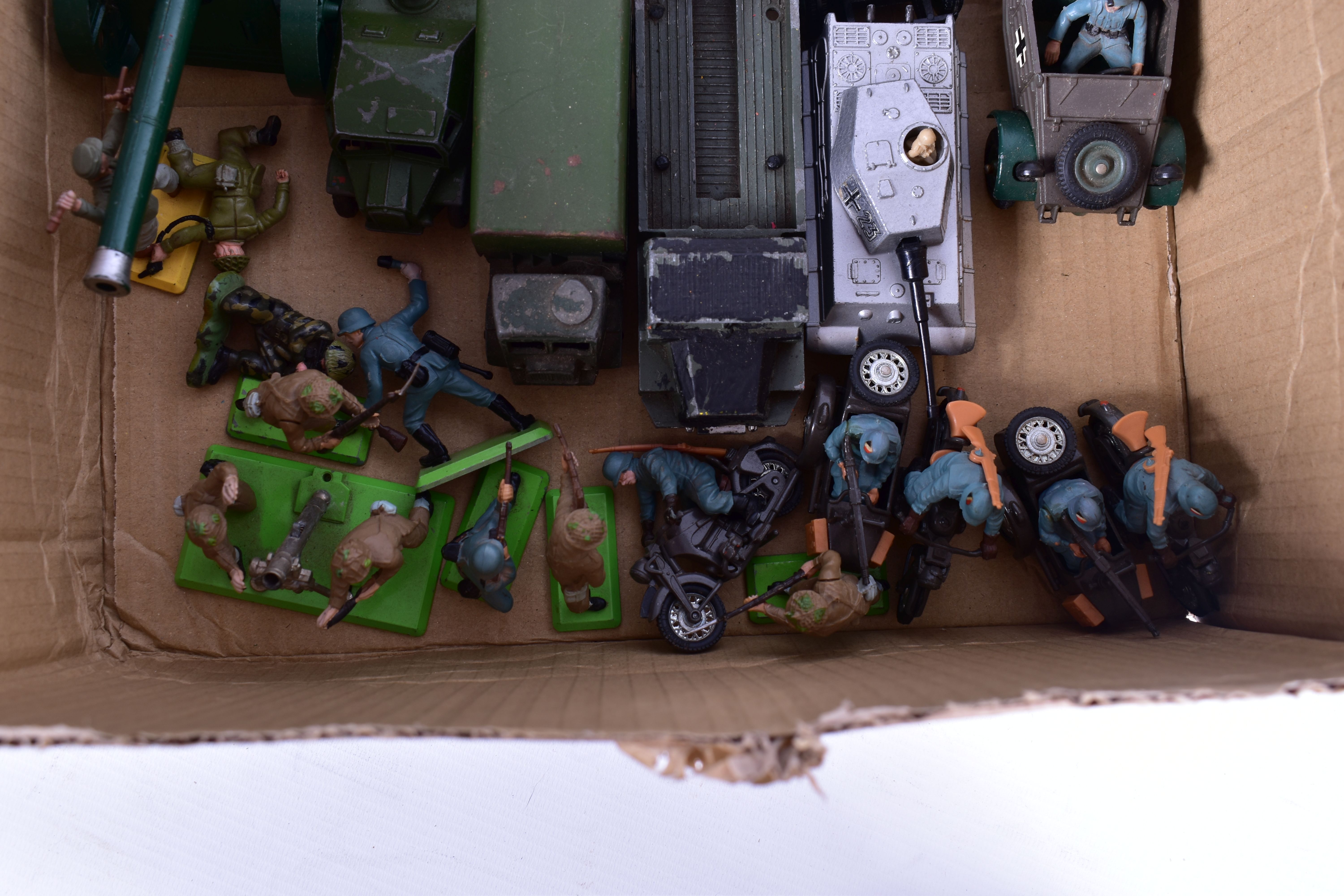 A QUANTITY OF UNBOXED AND ASSORTED PLAYWORN DIECAST AND PLASTIC MILITARY VEHICLES AND FIGURES, to - Image 5 of 5