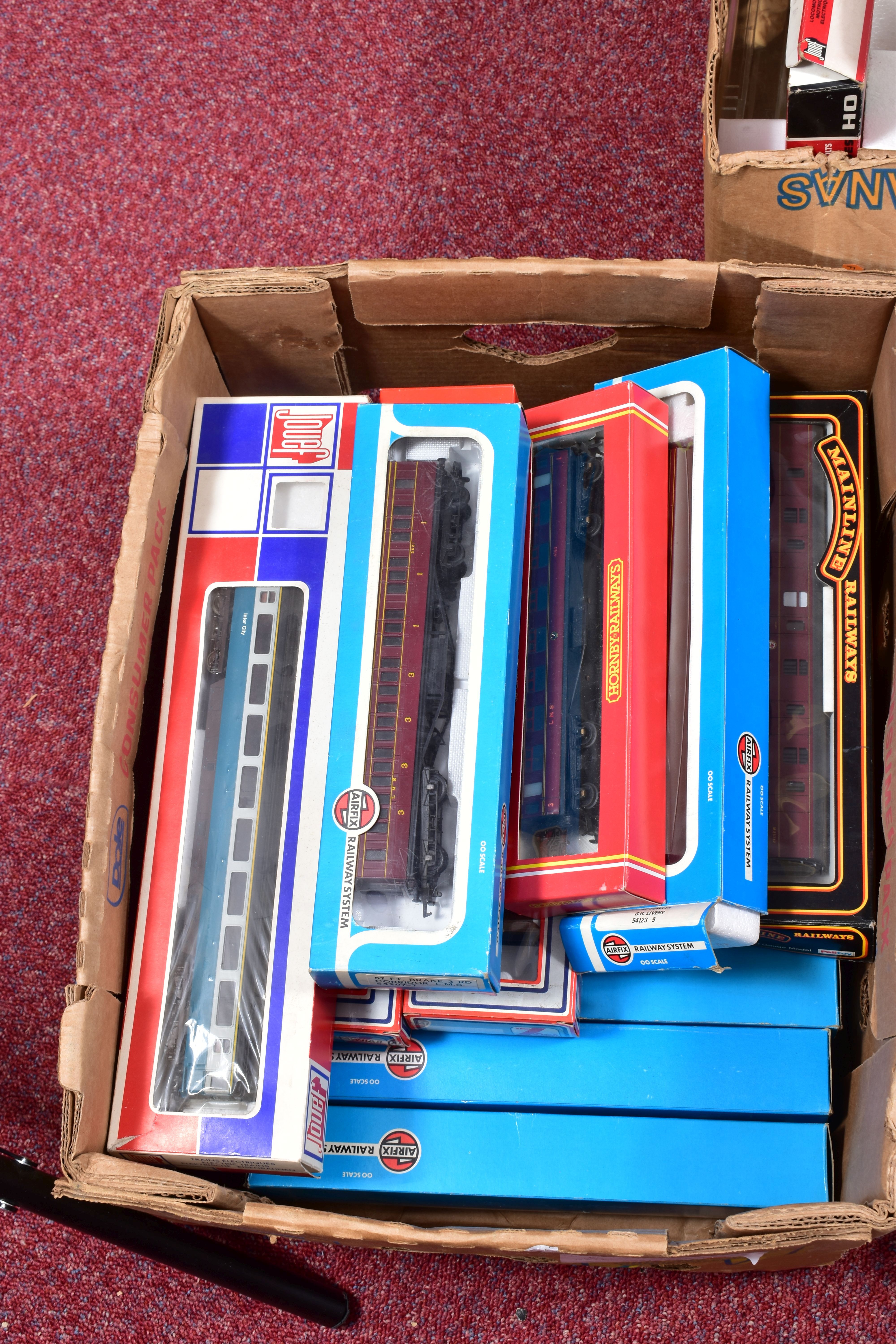 A QUANTITY OF BOXED AND UNBOXED OO GAUGE PASSENGER COACHING STOCK, assorted manufacturers, all in - Image 2 of 7